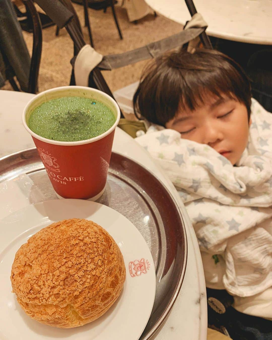 むらたさきさんのインスタグラム写真 - (むらたさきInstagram)「🍞🍞 ． ストーリーズに載せた、 三男坊👦サンちゃんと行った 絵本「パンどろぼう」のPOP UP Store📖🐭☺️ (〜5/7まで) ． ． グッズコーナーや、 絵本の中を体験出来るようなフォトブースが可愛かった〜🙌😘🍞🥖 ↑ 2人👦💁‍♀️で行ったので、 手荷物に虫かご(新品)と水筒を置いて〜🛍️などして、 📱のタイマーを駆使して撮影した㊙️🤭 ． ． 最近は、 兄たちと行きたい場所や やりたいことが違うことも多くて、 父ちゃんのいる休日は2チームに分かれて出かけることが多くなってきた🏃‍♂️🏃‍♀️ ． 帰りに合流して みんなで夕飯を食べに行ったり、 それぞれの思い出を報告し合って過ごすのが平和でいい〜🕊️🤣✨ ． ． 公園2つはしごして😴💤なサンちゃんの横で、 母は束の間の1人時間を味わえた☕️😋🧁 サンキュー✌️ ． ． ． ． GW前半に配信されていた @theworthlessjp さん✖️ @keikoshibataillust さんのライブでの新作絵本🐼も おもしろかった〜🙌😍💘 ． 発売が楽しみだー♡♡♡ (10枚目) ． ． ． ． ． ． ． ． ． #9歳 #7歳 #3歳 #三兄弟 の三男👦 ． #パンどろぼう #GWの思い出 #こどもとおでかけ」5月6日 18時28分 - muratasaki