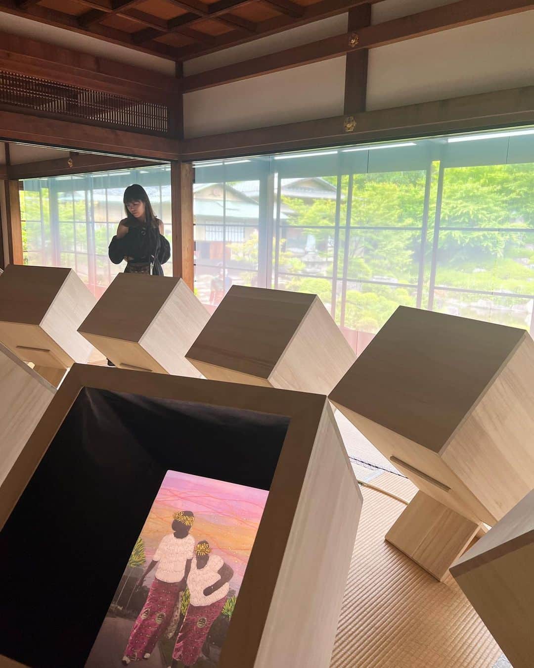 佐々木敬子さんのインスタグラム写真 - (佐々木敬子Instagram)「. KYOTOGRAPHIE 2023 @kyotographie   京都の歴史的建造物や近代・現代建築の空間を会場として行われているKYOTOGRAPHIE 京都国際写真祭  今年のテーマは BORDER=境界線  私も何度か訪れているけど、今年で11回目になるんですって。 今年は、 @nodehotel.kyoto のプライベートツアーで説明を聞きながら回わらせてもらいました。 2日間回ったけどまだまだ、見きれない。 今年も濃密でした✨  KYOTOGRAPHIE  会期：2023年4月15日〜5月14日 会場：京都市内各所  #kyotographie #KYOTO」5月6日 18時22分 - keikosasaki_mylan