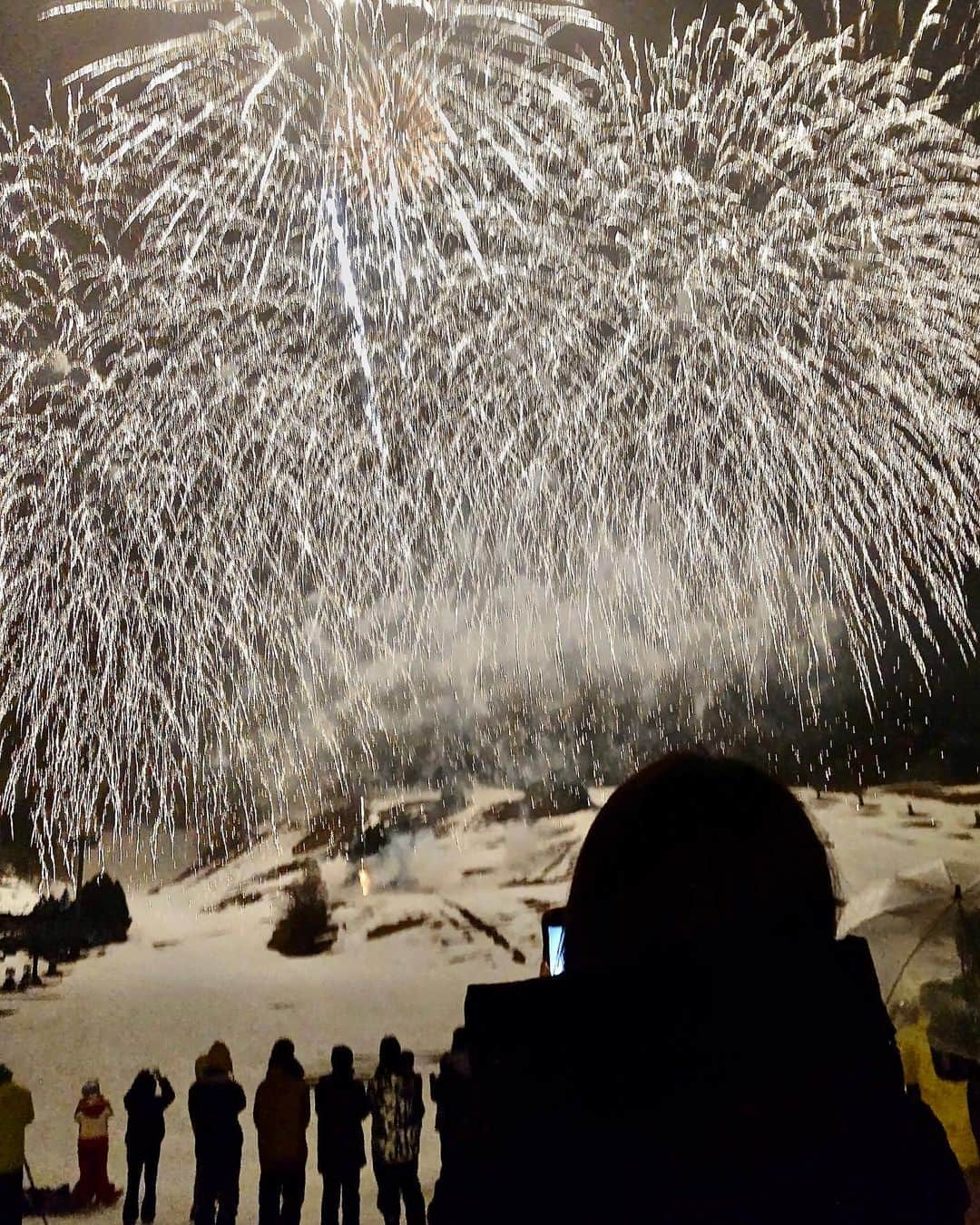 織田千穂さんのインスタグラム写真 - (織田千穂Instagram)「群馬県たんばらスキーパークを堪能した後は 恒例の温泉♨️とカチュチャツアー🍽 そして…群馬県をあとにし新潟県へ…⛷ * 宿泊先の苗場では、、、、 苗場スキー場のゲレンデ花火最終日🧨 花火大会は見た事あれど ゲレンデ花火大会は人生初！！！大感激🥹✨ 積雪の上にあがる花火は めちゃくちゃキレイで迫力満点でした💯 * しかし、、、翌日の天気予報は雨に変わり☔️ 今シーズン滑り納めを予定していた 新潟県舞子スノーリゾートは 無事滑れたのでしょうか…？？ * 続く。 😂   #スキー #スキー場 #スノーボード #スノボ #新潟スキー#苗場スキー場 #雪山 #雪 #skiholiday #スノーマジック #yukiyama #ゲレンデ #スキー女子 #スノボ女子 #スキー好きな人と繋がりたい #プリンスホテル #princehotel #プリンスホテル苗場 #ゲレンデ花火 #ゲレンデ打ち上げ花火 #花火大会#スノボ好きな人と繋がりたい」5月6日 18時23分 - chihoda