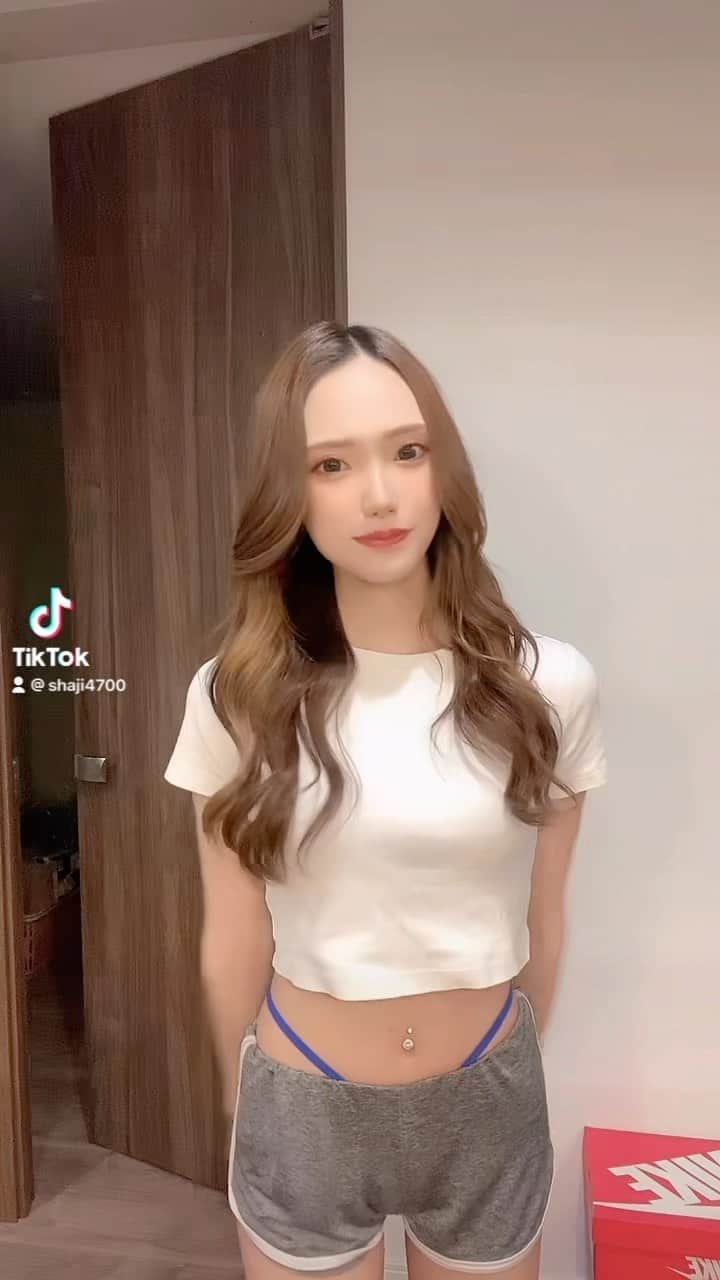 沙季のインスタグラム：「途中分からなかった🦭  #tiktok #tiktokers #ティックトック #ティックトッカー #へそ出し #へそ出しコーデ #部屋着女子 #へそピ #へそピアス」