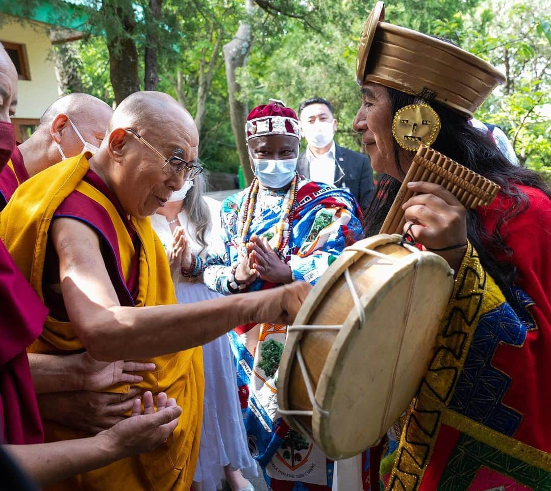 ダライ・ラマ14世のインスタグラム：「HHDL enjoys beating an Inca drum from Peru before his meeting with representatives of indigenous peoples from Benin, Guatemala, Mexico & Peru at his residence in Dharamsala, HP, India on May 6, 2023. Photo by Tenzin Choejor #dalailama #compassion」