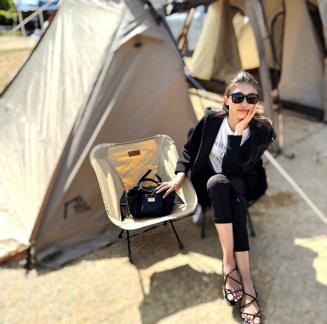 河田玲緒奈さんのインスタグラム写真 - (河田玲緒奈Instagram)「. . GW CAMP🏕✨ 2泊3日もあっという間すぎて 今回はただただ強風に悩まされた🌪笑 写真も少なめ🥺 長男はいっぱいお手伝いして 長女、次男も頑張って お手伝いしながらひたすら遊んで 生後2ヶ月から行ってるけど 2日後には３歳😌💕 キャンプの度に子どもたちの成長を 実感できる😌✨✨ . . . このデニムトートバッグは キャンプ前に👨🏽にプレゼント🎁❤️ @neednetwork777 のもの💗 . ポケット多くて男の人には使いやすいみたいで好評♥️よかった😙 . . #キャンプ　#ファミリーキャンプ　#アルニカ #neednetwork #ニードネットワーク #岡山デニム #デニムトートバッグ　#じゃのひれオートキャンプ場  #キャンプ飯　#淡路島　#ゴールデンウィーク」5月6日 18時28分 - re0nq_0629