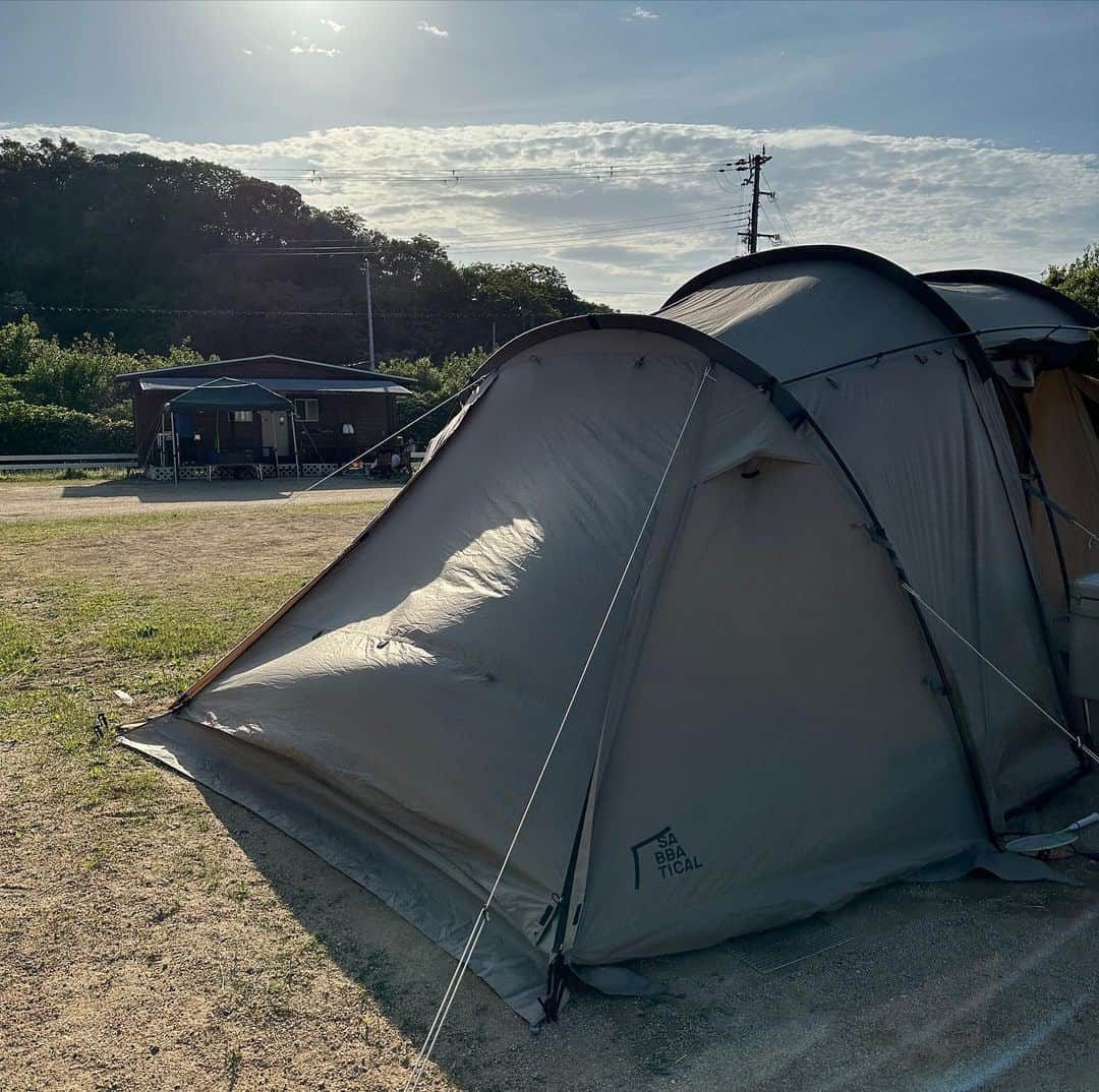 河田玲緒奈さんのインスタグラム写真 - (河田玲緒奈Instagram)「. . GW CAMP🏕✨ 2泊3日もあっという間すぎて 今回はただただ強風に悩まされた🌪笑 写真も少なめ🥺 長男はいっぱいお手伝いして 長女、次男も頑張って お手伝いしながらひたすら遊んで 生後2ヶ月から行ってるけど 2日後には３歳😌💕 キャンプの度に子どもたちの成長を 実感できる😌✨✨ . . . このデニムトートバッグは キャンプ前に👨🏽にプレゼント🎁❤️ @neednetwork777 のもの💗 . ポケット多くて男の人には使いやすいみたいで好評♥️よかった😙 . . #キャンプ　#ファミリーキャンプ　#アルニカ #neednetwork #ニードネットワーク #岡山デニム #デニムトートバッグ　#じゃのひれオートキャンプ場  #キャンプ飯　#淡路島　#ゴールデンウィーク」5月6日 18時28分 - re0nq_0629