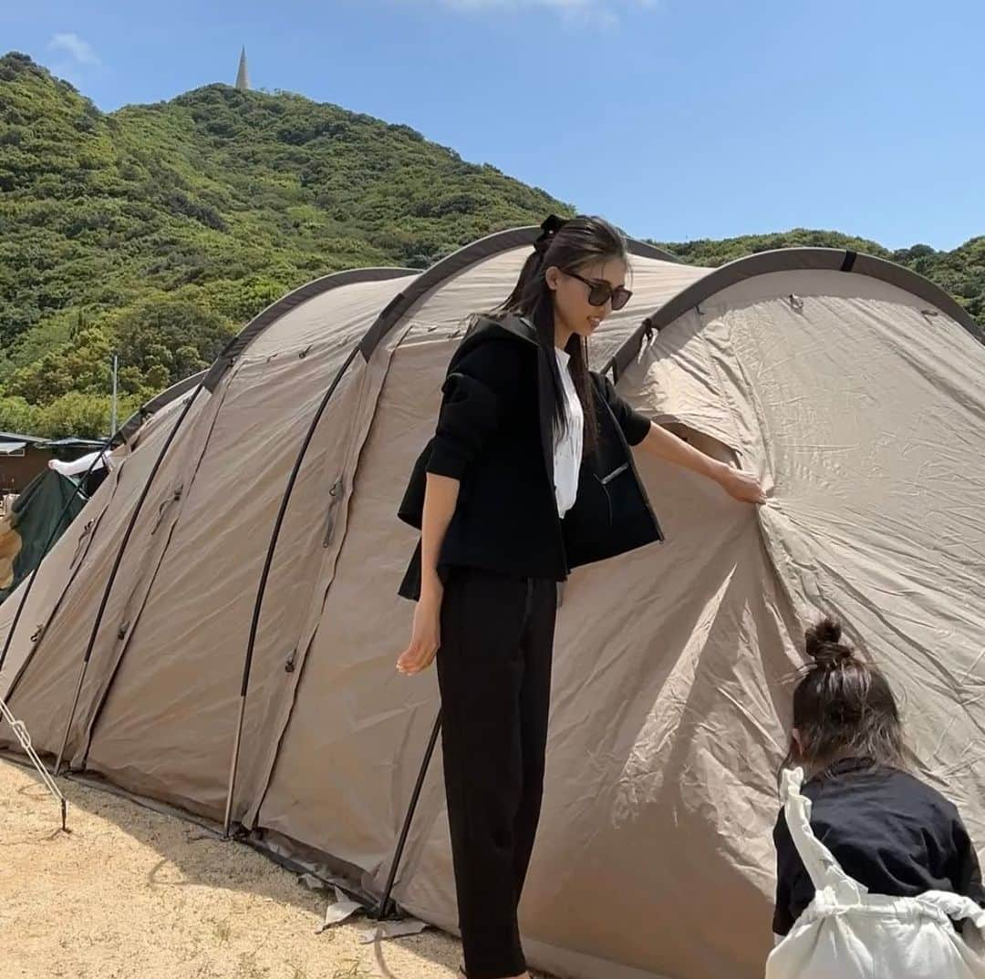 河田玲緒奈さんのインスタグラム写真 - (河田玲緒奈Instagram)「. . GW CAMP🏕✨ 2泊3日もあっという間すぎて 今回はただただ強風に悩まされた🌪笑 写真も少なめ🥺 長男はいっぱいお手伝いして 長女、次男も頑張って お手伝いしながらひたすら遊んで 生後2ヶ月から行ってるけど 2日後には３歳😌💕 キャンプの度に子どもたちの成長を 実感できる😌✨✨ . . . このデニムトートバッグは キャンプ前に👨🏽にプレゼント🎁❤️ @neednetwork777 のもの💗 . ポケット多くて男の人には使いやすいみたいで好評♥️よかった😙 . . #キャンプ　#ファミリーキャンプ　#アルニカ #neednetwork #ニードネットワーク #岡山デニム #デニムトートバッグ　#じゃのひれオートキャンプ場  #キャンプ飯　#淡路島　#ゴールデンウィーク」5月6日 18時28分 - re0nq_0629