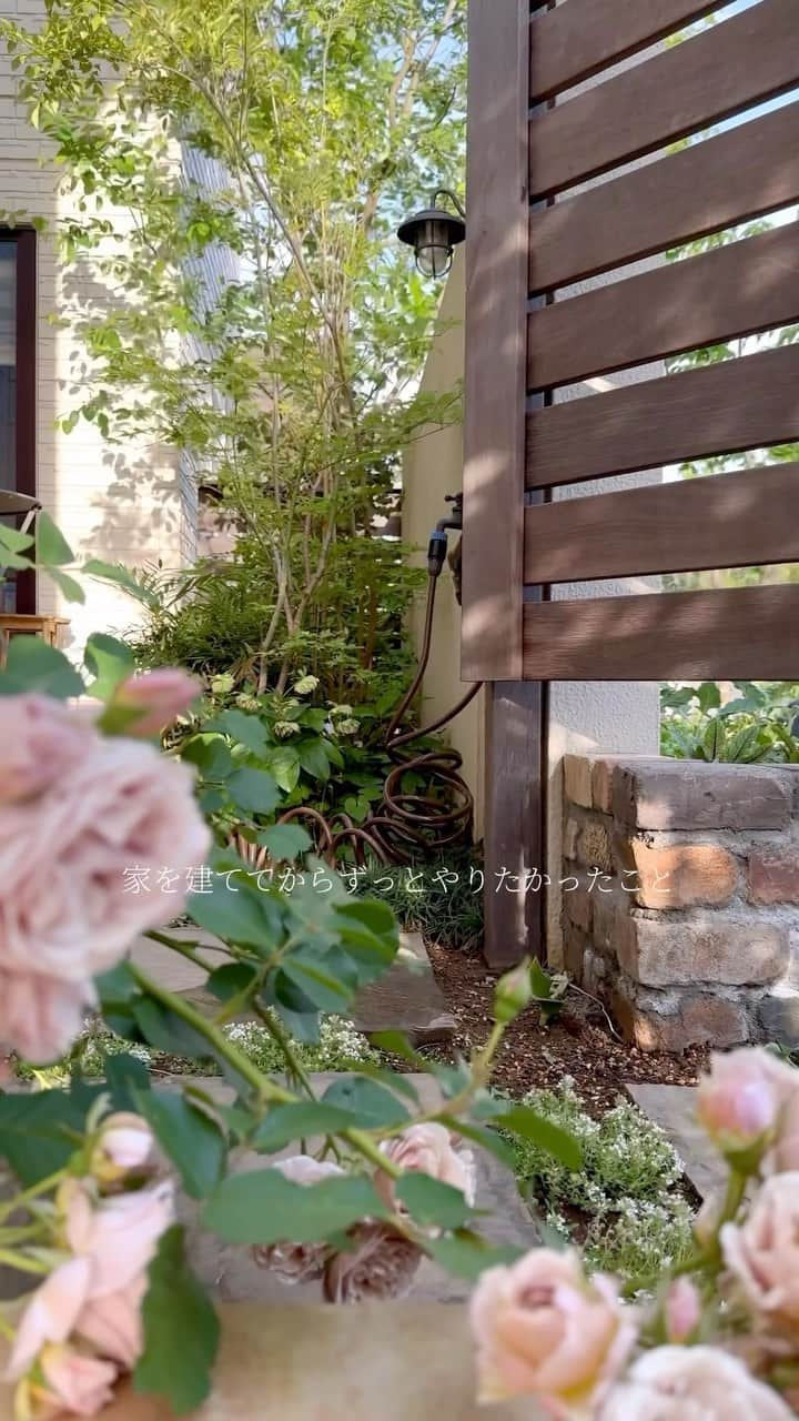 ryuryuのインスタグラム：「何でも得意な父が、念願の花壇を作ってくれました😌💕 家を建ててからずっとずっと、レンガの花壇でポタジェガーデンをやるのが夢で✨  父が来てくれる前に購入しておいたアンティーク風のレンガを使ってもらいましたが、色合いもとっても素敵で 家の構造物で1番お気に入りで、1番の宝物になりました😌✨  そして早速、ハーブや野菜を植えました🍅🌿　 花壇に規則正しく植える感じ、好き💕 昔からディズニーシーのペグおばさんの畑が好きだったので(伝わるかな?)、そんな感じになってくれたらいいな✨  #季節を感じる暮らし #父と娘 #レンガの花壇 #レンガ花壇 #アンティークレンガ #庭いじり #ポタジェガーデン #ポタジェ　#ハーブのある暮らし #家庭菜園記録 #暮らしを楽しむ #ガーデニングdiy #庭のある暮らし #和バラ #ワイルドストロベリー」