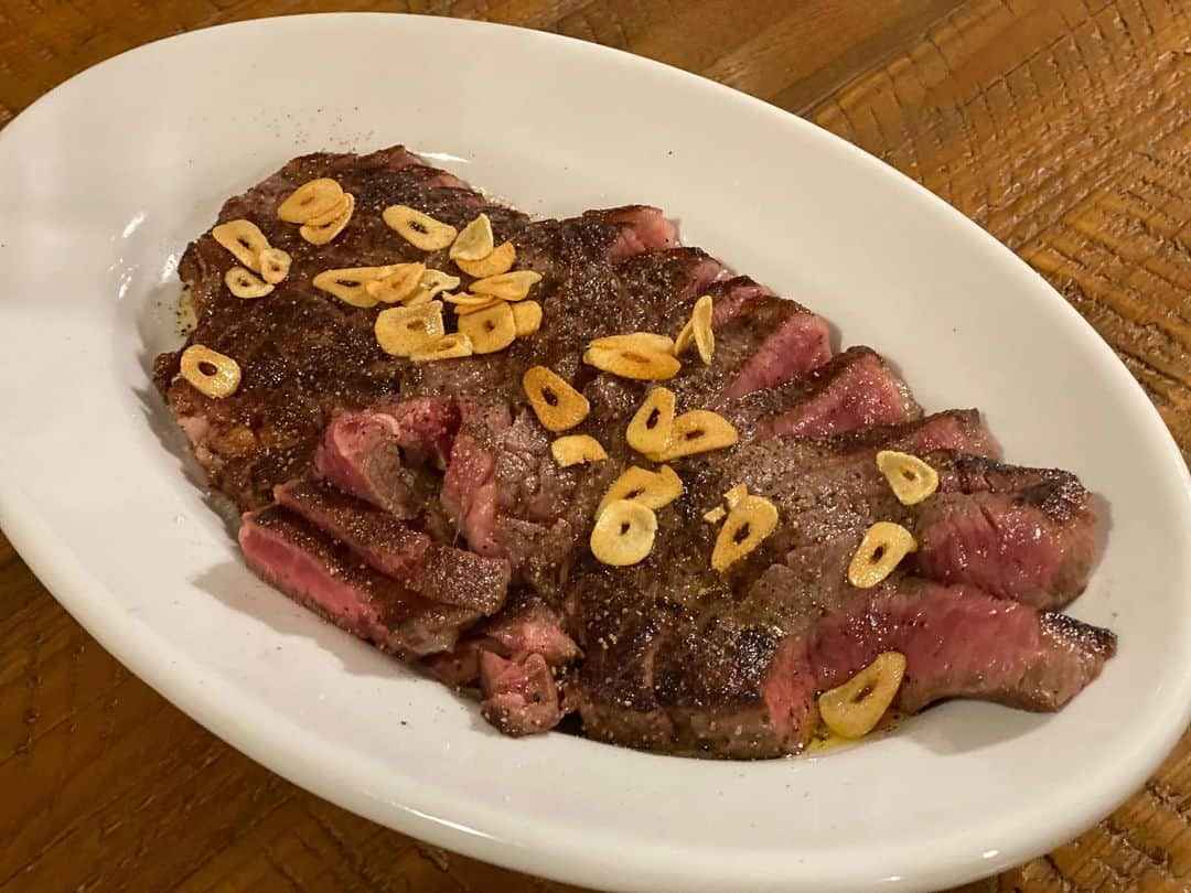 加藤超也さんのインスタグラム写真 - (加藤超也Instagram)「・ grassfed beef steak 🥩🧄  グラスフェッドビーフ の脂は良質。  美味しくたんぱく質！！ AIシェフの働きは素晴らしい。  #grassfed  #beef #boniq」5月6日 18時37分 - cuore_kato