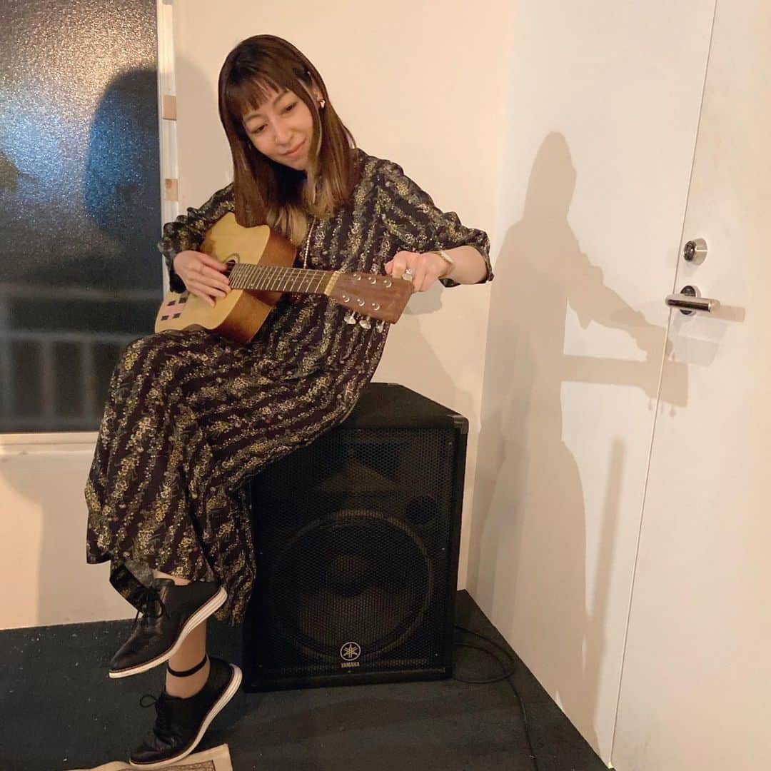 由梨香のインスタグラム：「とある雨の日  ピアノやめました🎹笑  #guitar #チューニング #違う楽器　#楽しい #ほぼ弾けないけど笑」