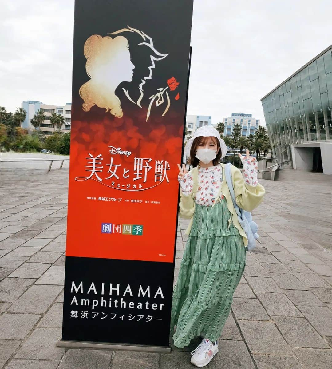 Machicoのインスタグラム：「C 劇団四季『美女と野獣』観に行ったヤ🌹 全てが最高でワクワクハラハラドキドキ 美しい世界が歌とダンスとお芝居といっしょに広がっていてハンカチ手放せんかった🥺 素晴らしすぎる…!!! #Machico #まちこーで」