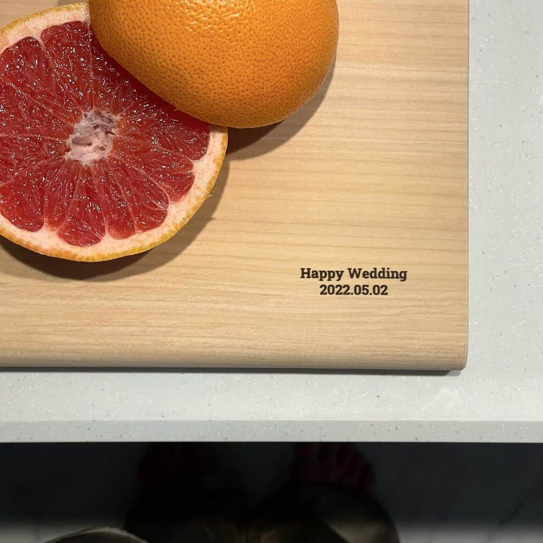 かなこさんのインスタグラム写真 - (かなこInstagram)「今日の朝ごはん🍊 ピンクグレープフルーツにいっぱい砂糖かけて食べるの好き笑  結婚記念日にいただいた @wonderwood3939 のまな板🤎 木目がうちゅくしすぎる🤎 結婚記念日の刻印も🥹 大切に使おう 母の日にもいいよね！  #贈るまな板 #結婚祝い #結婚祝いのプレゼント #記念日プレゼント #新築祝い #誕生日プレゼント #お返し #名入れギフト #贈り物に最適 #出産祝い #プレゼントにおすすめ #母の日ギフト」5月7日 0時04分 - kanako228m