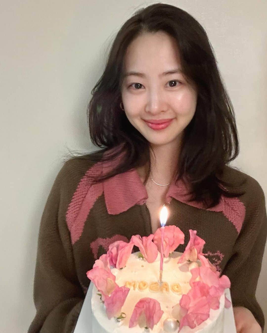 ダソム のインスタグラム：「덕분에 행복한 생일 보냈어요🥹🎂 감사합니다♥️🫶🔥나도 사랑ㅎH  나도 보고싶어요. Thank you for all the birthday wishes🙏🏻 somie was really happy today.  🫶🫶♥️」