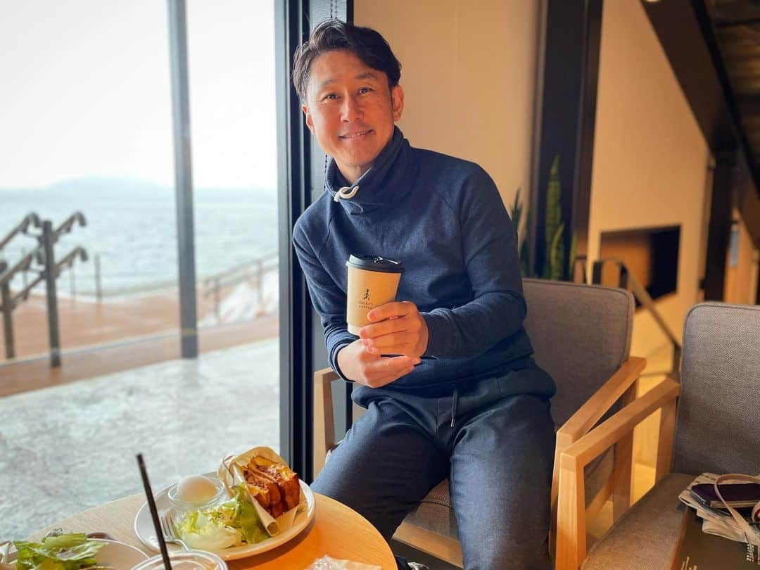 下山英哉のインスタグラム：「ハンドル握って南下！ 湖のほとりでブランチ🍴  イッシーに 見られているような気がした…  #ブランチ #池田湖 #dankencoffee #dankencoffee池田湖pax店  #ドライブ #山川活お海道  #徳光すいか  #購入 #イッシーに  #kagoshima」