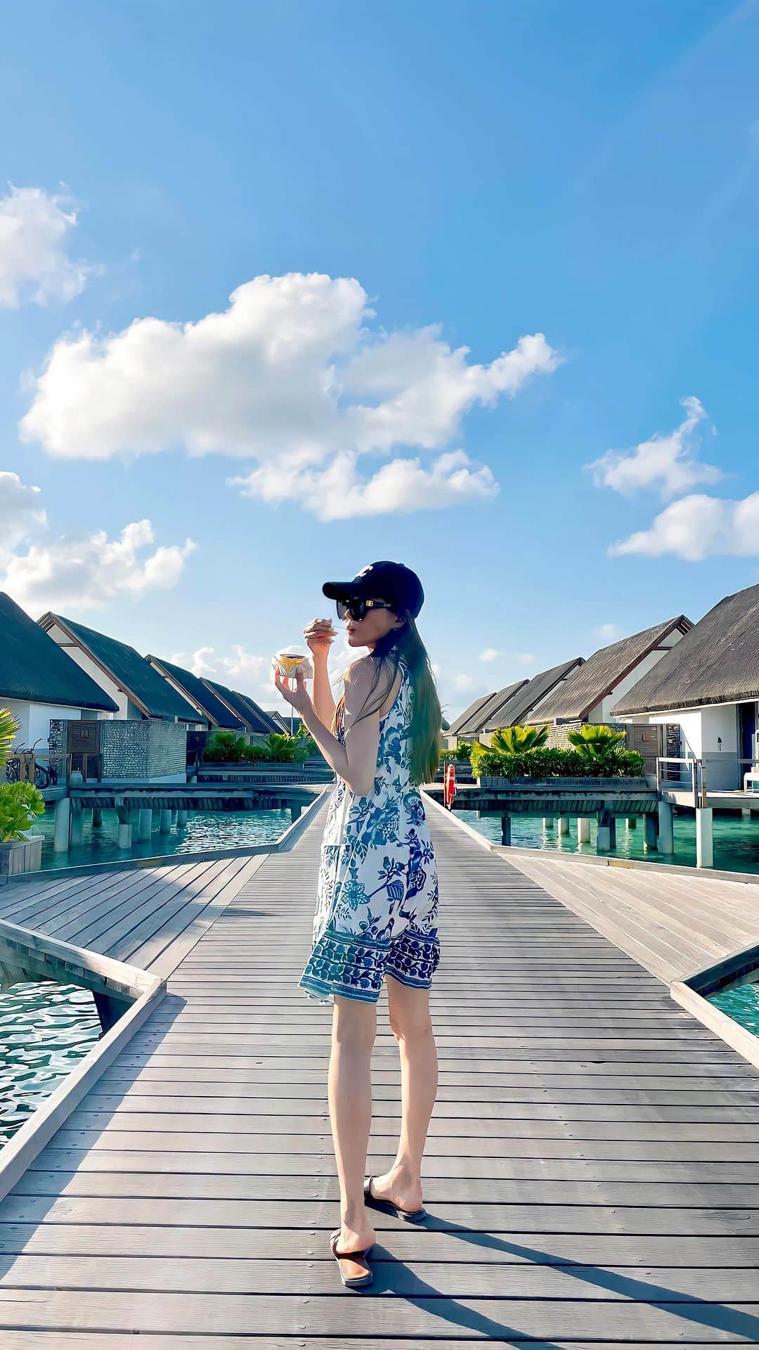Aoiのインスタグラム：「モルディブの思い出🇲🇻 8泊10日間の旅🛩 毎日が非現実的で今思い返しても夢見たいな毎日だったな🥹 海に対する恐怖心が強い私ですが あまりにも透き通って美しいので 毎日シュノーケリングを楽しみました🐠 大好きなイルカちゃん達にも会えたよ🐬  #maldives #モルディブ#travel#resort #旅行」