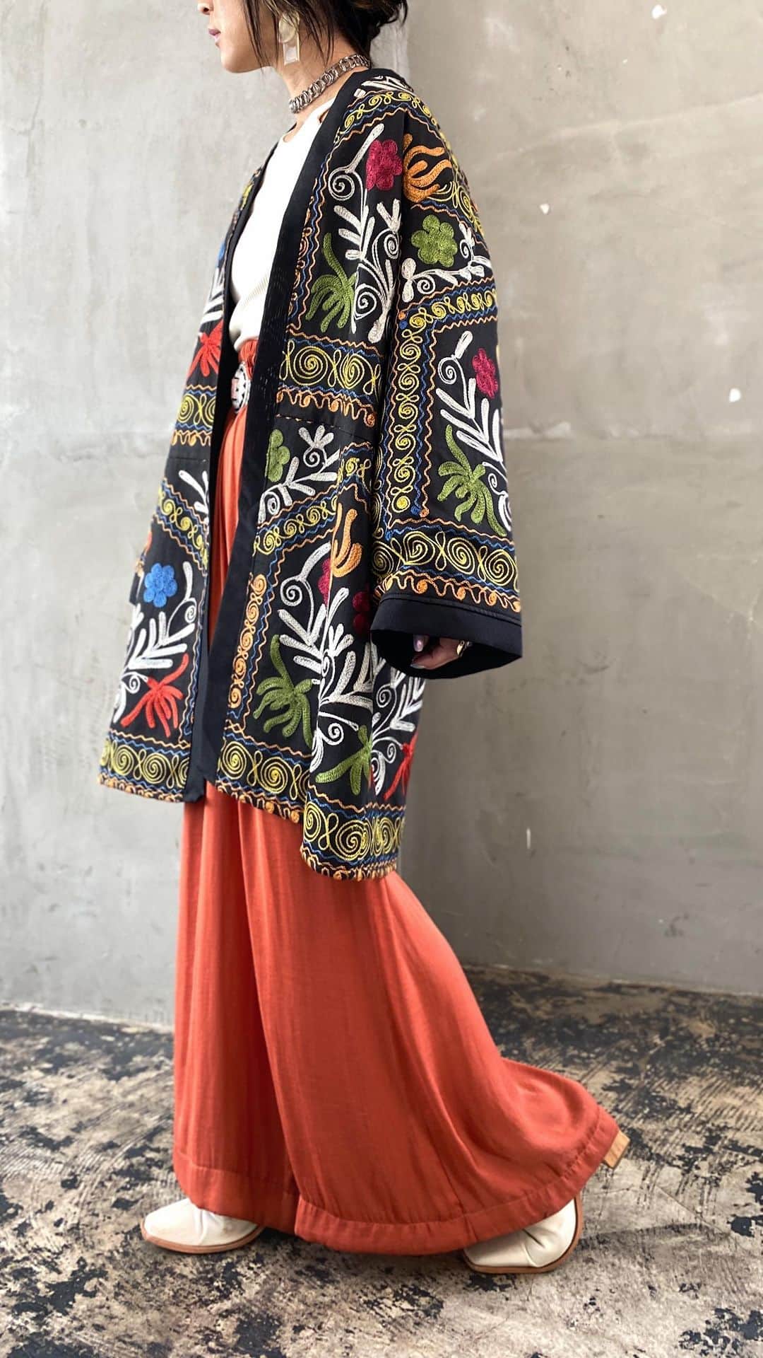 Chief used&vintageのインスタグラム：「Recommend Item 🔸 “SUZANI”Embroidered Gown オンラインストアにて販売中 在庫各１点のみ  春風が心地良い今の時期にぴったりな 薄手のスザニ刺繍ガウン。  Tシャツやノースリーブトップスに さらりと羽織れるライトな着心地。 カジュアルにも、おしゃれしてお出かけしたい日にも 活躍してくれること間違いなしの おすすめアイテムです。  詳細はタグ付けより オンラインストア商品ページをご覧くださいませ。  #ヴィンテージ #ヴィンテージファッション  #古着 #古着コーデ #スザニガウン #刺繍 #刺繍ジャケット #ジャケットコーデ #ヴィンテージガウン #embroidery #vintagefashion」