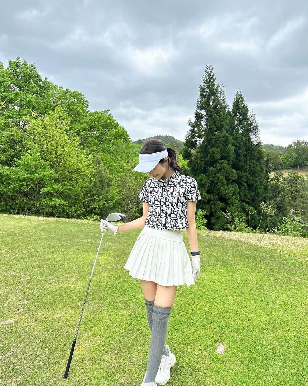 岸本沙季のインスタグラム：「またほんのちょっと成長！ウェアお気に入り🥹 ・ ・ ・ #ゴルフ女子#ゴルフコーデ」