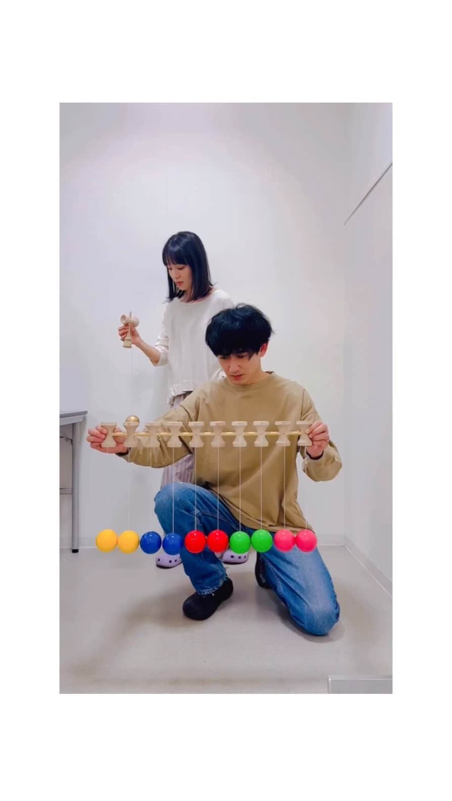 のインスタグラム：「. 私たち、なんでこうなっちゃったんだろう。 #けん玉11個チャレンジ #あなたがしてくれなくても」