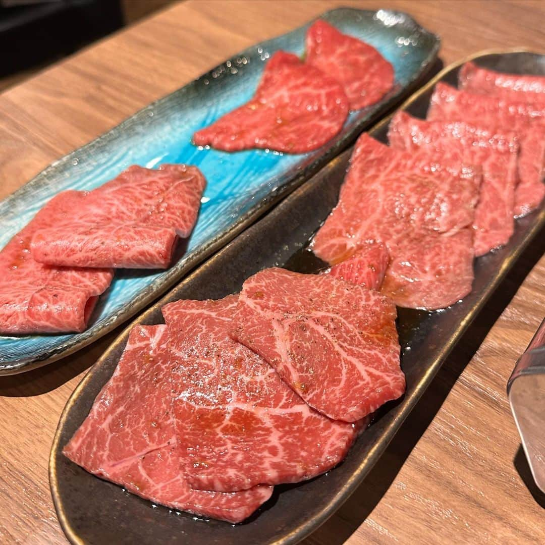 Mika Jimboさんのインスタグラム写真 - (Mika JimboInstagram)「【三軒茶屋にあったんだ！こんな店】  🐮 焼肉うしゆき @yakiniku_ushiyuki  📍 Tokyo,Sangenchaya  にゃんたんの投稿見てメモってたうしゆき三軒茶屋！なみさんと突撃してきたけど、予約なしでサクッと入れて肉質いい👍  全体的に肉のクオリティが高くて、どれ食べても美味しい🤤❤️  赤身系もタンもホルモンも美味しかった‼️ここはリピあり。  何かすっごい美味しいー！とか特別メニューがある感じではないが安定感がすごい系の焼肉だね🤩  女性の店員さんが終始半笑いだったのが謎。笑 #三軒茶屋#三軒茶屋グルメ #三軒茶屋ごはん#三軒茶屋ディナー #焼肉#焼肉ババア#焼肉ディナー #焼肉好きな人と繋がりたい」5月6日 18時44分 - mikajimbox