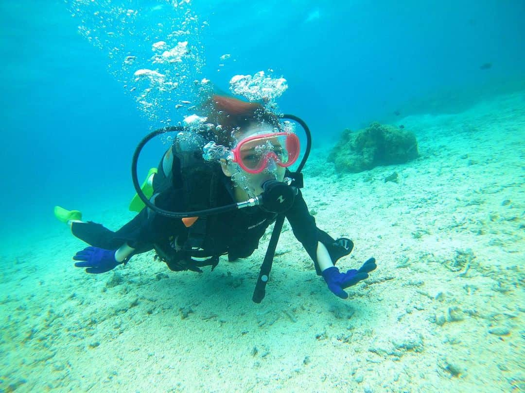 鈴音りんのインスタグラム：「変なポーズ😬海綺麗すぎた😬海坊主になってきた🤿❤️ ， ， なのが途中退場したのでプロダイバーさんと2人で🤣🤣🤣 ダイビングのライセンスほちい🤿全く泳げないケドね😬 ， #キャバクラ#キャバ嬢#歌舞伎#歌舞伎町#歌舞伎町キャバ嬢#鈴音りん#りん#LaVan#ラバン#フォーセンスグループ#らばん#新宿#shinjuku#沖縄#okinawa#🏖🏖🏝🏝☀️☀️🌊🌊」