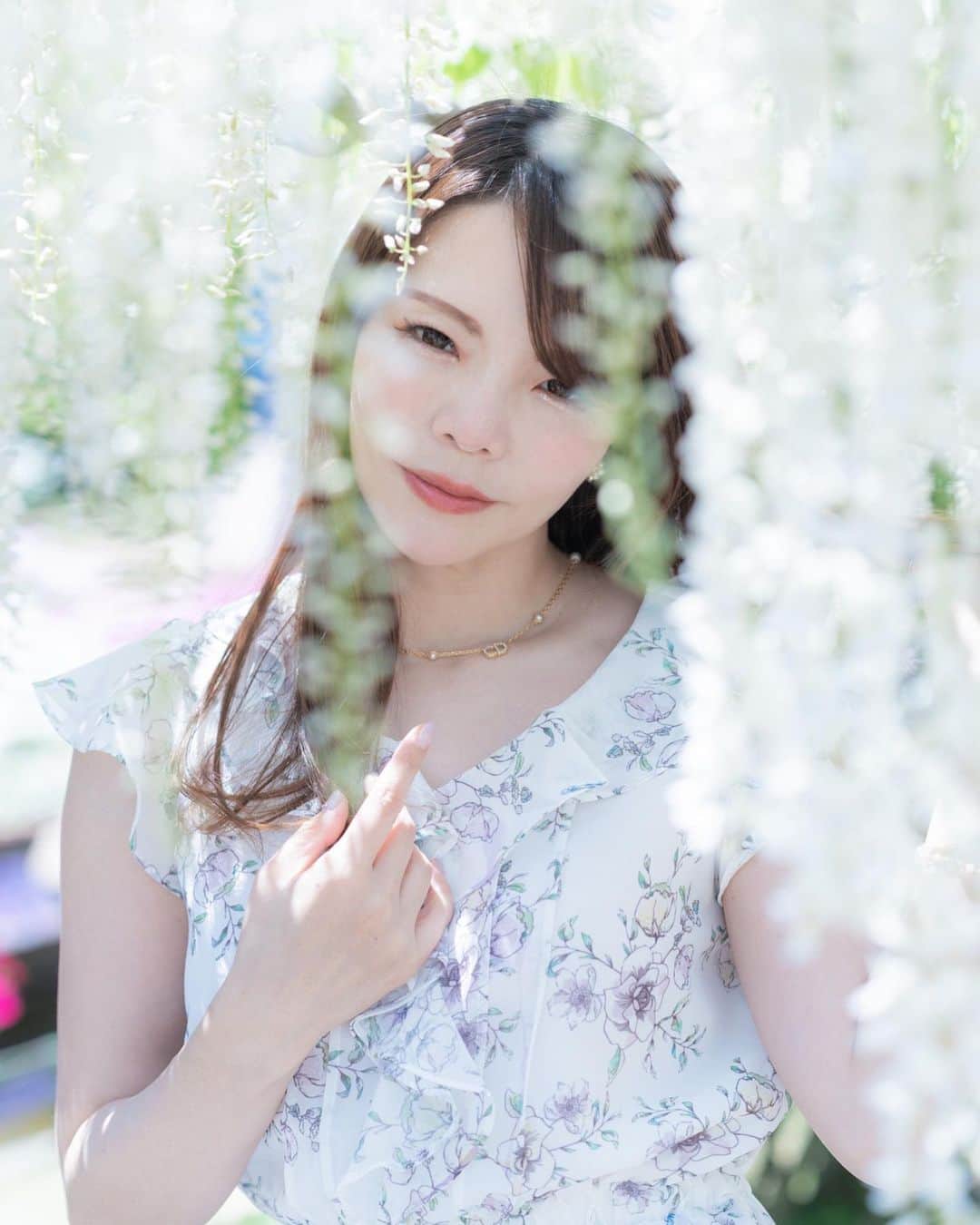 Mikaさんのインスタグラム写真 - (MikaInstagram)「『white wisteria』  花との写真は癒されて優しい気持ちになれる♡ 白い藤も美しかった(´∀｀=)  ・ ・ ・ photo by @goxoxoxo 📸 model @mikarin_portrait  ・ ・ ・ ・ follow me💋  #美花展 #藤の花  #あしかがフラワーパーク  #フラワーポートレート #白い藤 #誰かの記憶に残る写真 #カメラ好きな人と繋がりたい #ファインダー越しの私の世界 #ポトレファン倶楽部 #被写体モデル #その瞬間は永遠の思い出 #みんなのフォト #ポトレ女子 #撮影依頼募集中 #jp_portrait部 #japanesegirl #whitewisteria  #asianbeauty #love_bestjapan #love_camera_club #jp_portrait #jp_portrait_collection #loves_united_portrait  #global_ladies #photo_shorttrip #_lovely_weekend #portraitfestival #portraitinlove #portrait_mood #instagramjapan」5月6日 18時46分 - mika_portrait