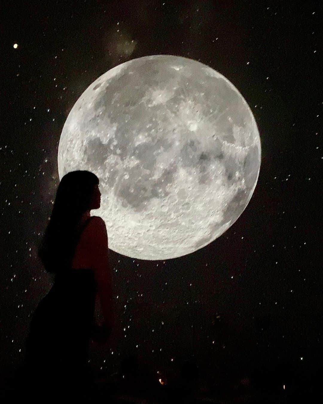 Rieのインスタグラム：「・ 🌕🌕🌕 ・ お月見してきた🌌 ・ ・ ・ #満月 #お月見」