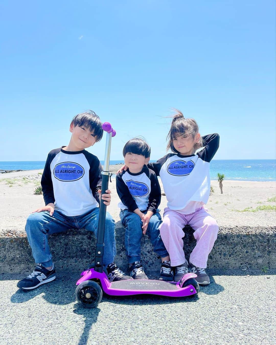のインスタグラム：「. ⋆⸜ MOVEGUキックスクーター⸝⋆ ☑︎ @movegu_official  4歳から12歳まで長く乗れて 光るタイヤが魅力のキックスクーター🛴💜 2.8kgの軽量で簡単折りたたみ！！！ 子供たちも早速遊んでお気に入り🥰 GW持ち歩いてずーっと遊んでた(笑) 是非チェックしてみてねっ𓂃꙳⋆ ˖ #キックスクーター#キックボード#movegu #男の子ママ#女の子ママ#年子ママ#3兄弟」
