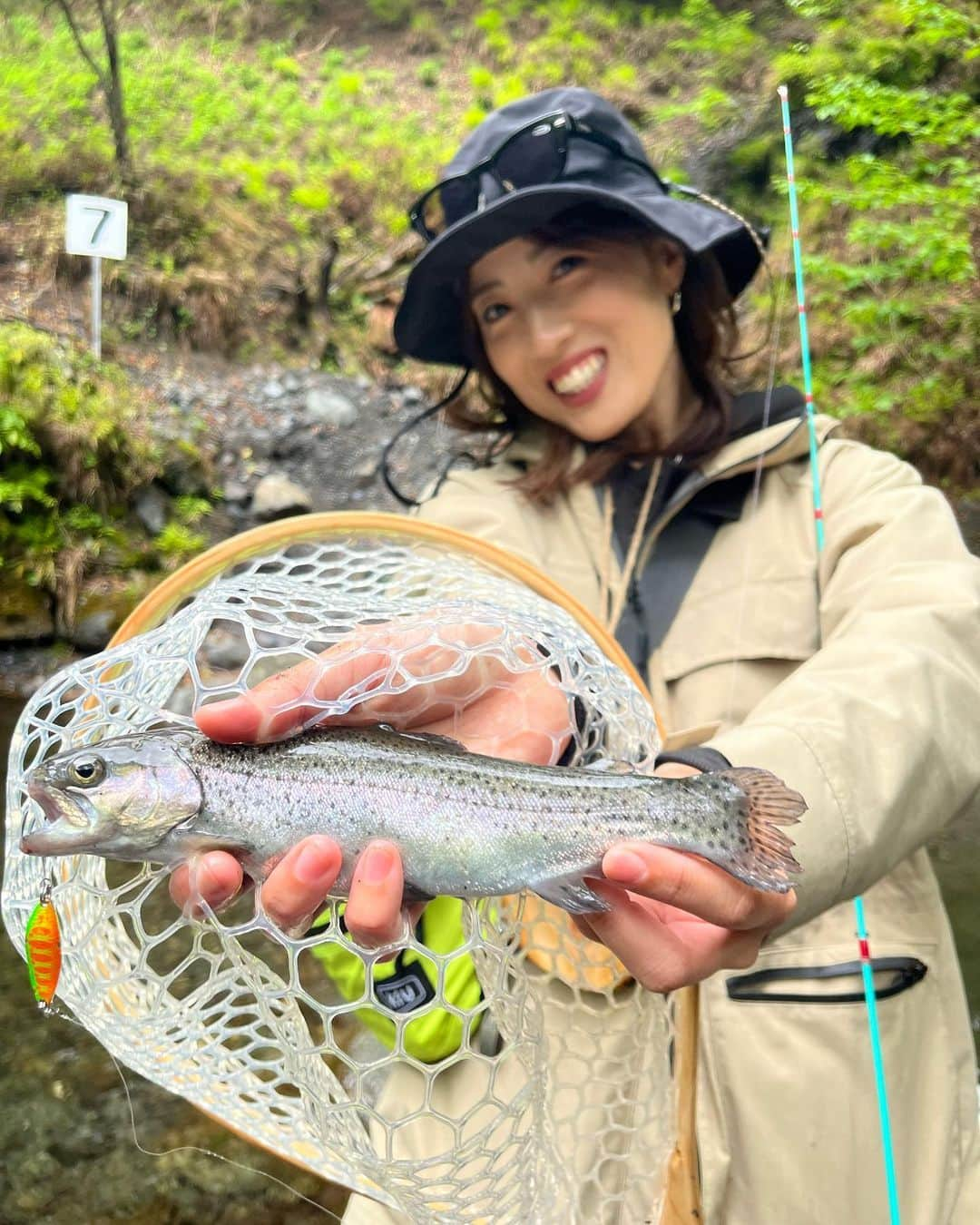 岡田万里奈のインスタグラム：「. . . . 先日の峰谷川🐟 . アングラーズマイスターの ツリトシさん、外山くんと一緒に 親子釣り教室＆クリーンアップイベントを行いました！！！ @anglers_jp  . 雨予報でしたが、当日は小雨程度で無事イベントも終了〜。 子供たちもたくさん釣ってくれて、 初の試みとなる峰谷川周辺の清掃も たくさんの方にご協力いただき、ゴミが集まりました…！ . 最後は少し居残って釣り。笑 ネイティブ河川を回る時間がなかったので、 渓流釣り場で何匹か釣って帰りました！ ※ルアーはタグ付けしてます。  今回はウェーダーを着なかったので、 @daiwaapparel_official の GORE-TEXシューズを初おろし。 話題なだけあって、たしかに防水性能やばいです🔥 . おしゃれでタウンユースからの そのまま釣りに使えるのでおすすめです！ . . . #アングラーズマイスター #渓流 #ニジマス #釣り #渓流釣り #渓流ルアー #トラウト #川 #自然 #滝 #峰谷川 #峰谷川渓流釣場  #風景 #景色 #奥多摩 #山歩き #ごみ拾い #ゴミ拾い #清掃 #地域おこし #river #riverfishing #fishinglures  #catchandrelease #ladyangler  #trout #troutfishing #troutlures  #areatrout #rainbowtrout」