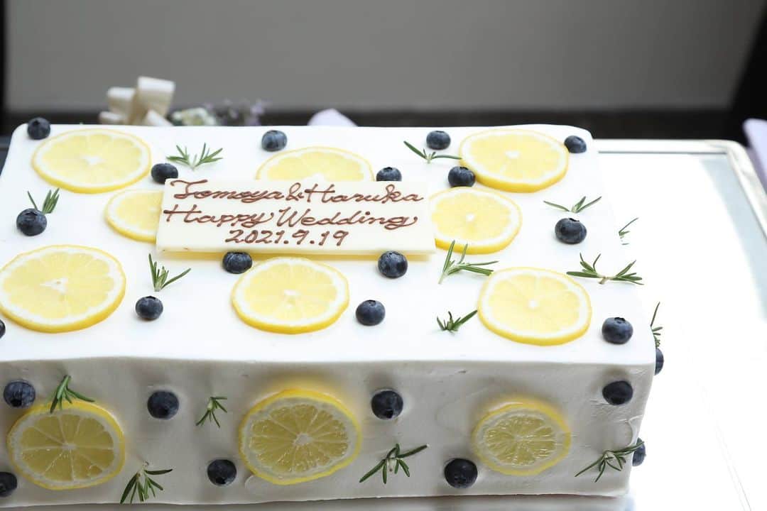 青山フェアリーハウスのインスタグラム：「. . wedding cakeのご紹介🍋🫐 夏にぴったりな 爽やかなウェディングケーキです🎂 . . #2023夏婚 の皆様、ぜひ♡ . .  #青山フェアリーハウス #ウェディングケーキ」