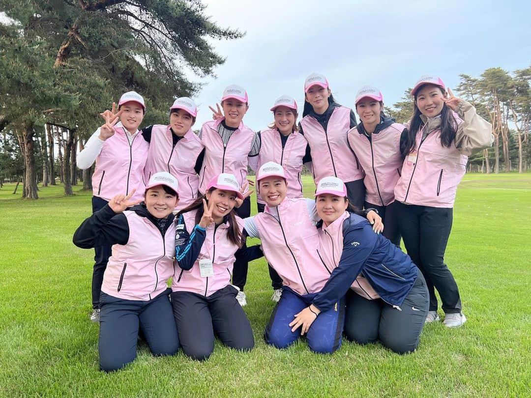 高野あかりのインスタグラム：「. 2日間のルーキーキャンプが無事終了しました⛳️  練習場、スコアラー、ドライビングディスタンス、フォアキャディの4つのお仕事をさせていただきましたが、想像以上に大変でした。。。 それを自らボランティアとして参加してくださる 皆様は本当に素敵だなと思いましたし これまで以上に感謝の気持ちを持っていきたいと思いました✨ また本当にたくさんの方々が朝早くから夜遅くまでお仕事をしてくださるおかげで、トーナメントが成り立つということを身近に感じることができ、とても良い経験をさせていただいたなと思いました😌  そしてコースは私が今まで体験したことのないくらい難しいセッティングでした。 そのセッティングを間近で観させていただき とても勉強になりましたし、私もこの場でプレーしたいと強く思いました。  この経験をプラスにできるようこれからも頑張ります🤜🏽  素晴らしい経験をありがとうございました！  #ワールドレディスチャンピオンシップサロンパスカップ#95期生 #ルーキーキャンプ#ゴルフ#女子プロゴルファー#ゴルフ女子#ダンロップ#スリクソン#エフィカス#フォーナインズ#jlpga#golf#dunlop#srixon#efficace#9999#dspe」