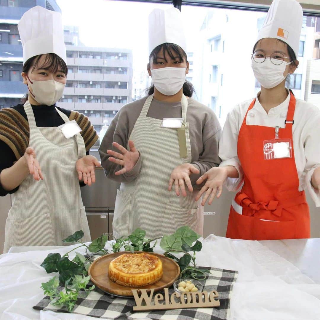神戸製菓専門学校（公式）さんのインスタグラム写真 - (神戸製菓専門学校（公式）Instagram)「🌈第4回第AO入試対策講座オープンキャンパスでした！🌈  体験実習は藤田先生による #ベイクドチーズケーキ 💕🧀  ナッツのアクセントがたまらない 濃厚ベイクドチーズを伝授していただきました♪😆  AO入試対策講座に参加すれば、 6月のAOエントリーや面接は自信を持って挑めるはず✨  次回第5回AO入試対策講座は5/20(土)13:00-16:30❗️  フルーツロールケーキか明太子フランスから選べます✨  ご予約ドシドシお待ちしています！💨  #神戸製菓　#神戸製菓専門学校 #オープンキャンパス　#AO入試 #AO入試対策講座　#神戸　#三ノ宮　#オープンキャンパス　#神戸　#三ノ宮　#pattistagram2023」5月6日 18時58分 - kobeseika_info