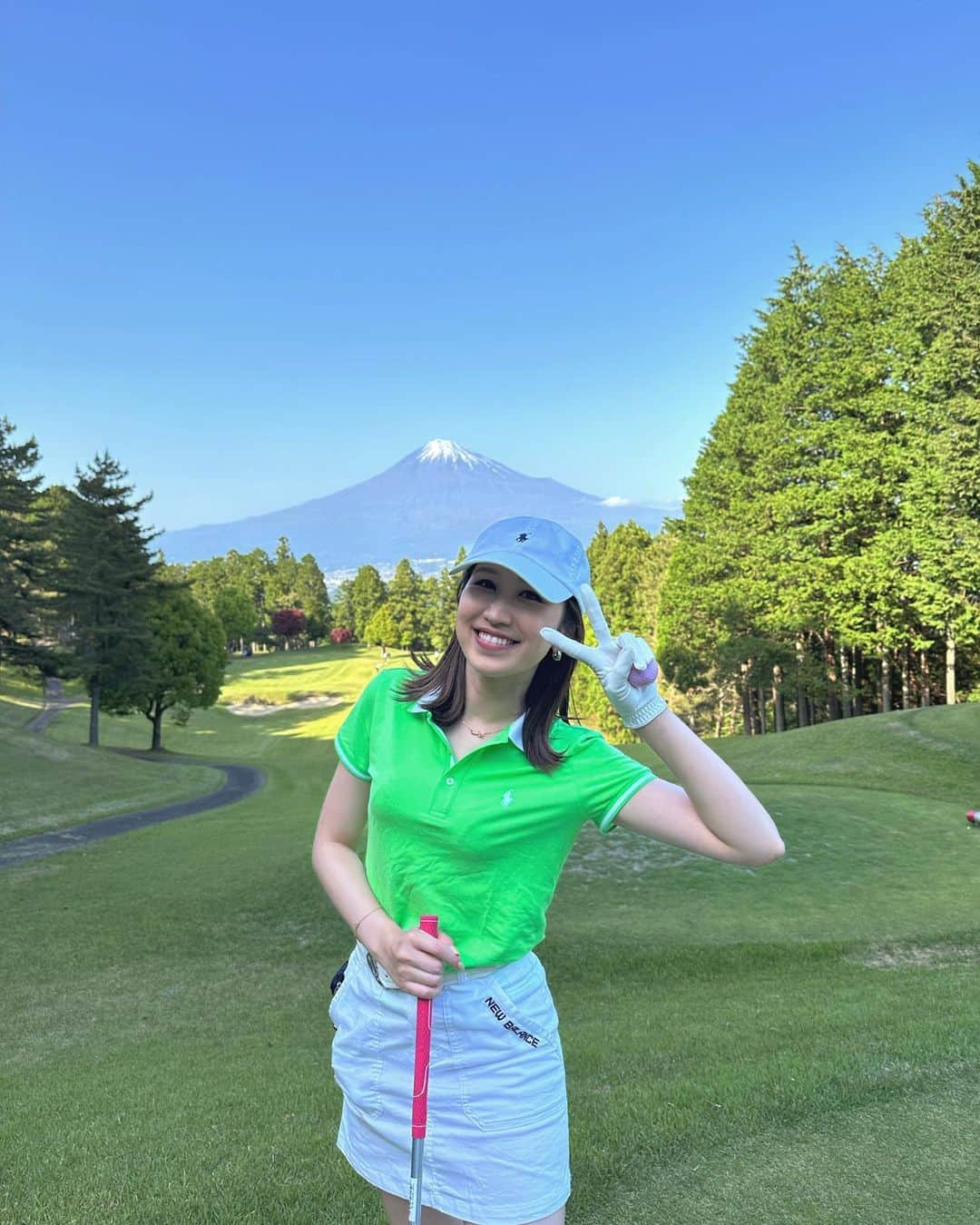 臼井佑奈のインスタグラム：「GW🌞みなさんいかがお過ごしですか？ 私はゴルフをしたり、プロ野球を観に行ったり、もちろんお家でJリーグを応援したり、今もACLを観ています👀🇯🇵  さて、明日のKICK OFF! SHIZUOKA はお休みです😴GW明けにお会いしましょう〜🤍  #ゴルフスイング #ティーショットはいまいちだけどここの景色が最高 #打ち終わってもヨレヨレ #飛びすぎたぁって言ってます #ゴルフ女子」