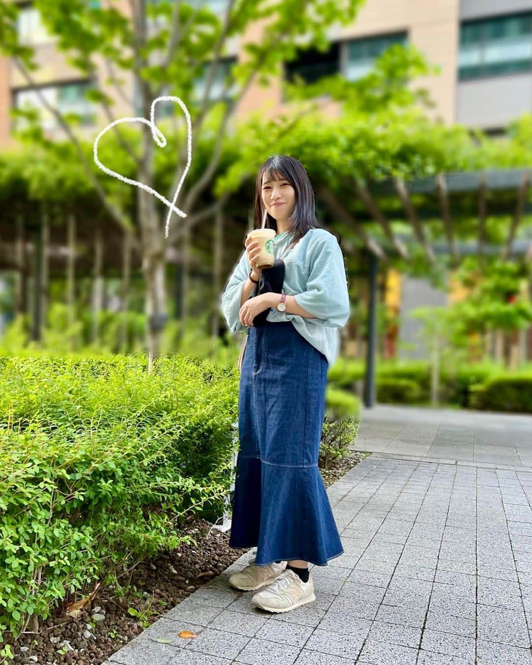 加藤一華さんのインスタグラム写真 - (加藤一華Instagram)「. なかよしの友達から 嬉しい知らせが 舞い込んだ日🤭🥹🫶  世の中にまた大切な日がふえた💐 いいGWだなぁ☺️🌿🫧  風強いからみんな飛ばされないように！😂  #ootd #いち推しコーデ  #やっぱり青が好き💠」5月6日 19時02分 - ichika_kato