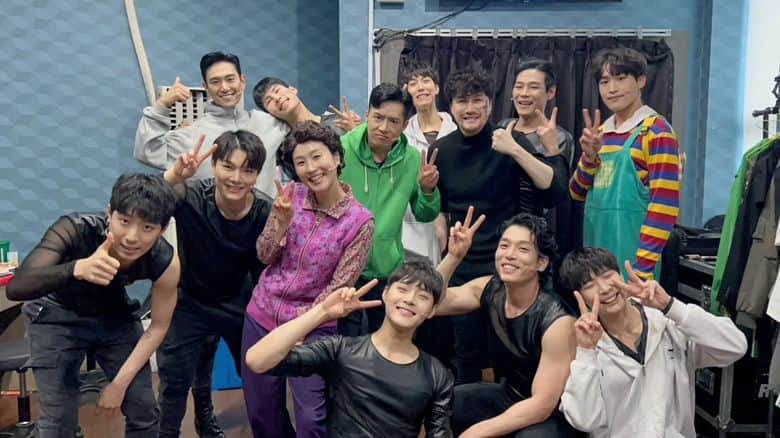 のインスタグラム：「내 마지막 공연은 끝!  내일은 시즌 총 막공  참 나같은 캐릭터를 나 처럼 만들었더니 힘들어 죽을뻔...  나름대로 나만의 디테일 엄청 만들어서 공연 올렸는데 그게 반이라도 전달 되었길..  "인생 뭐 있갔어 쿨하게 살다 쿨하게 가는 거이디"   리해랑 끝!👍🏻」