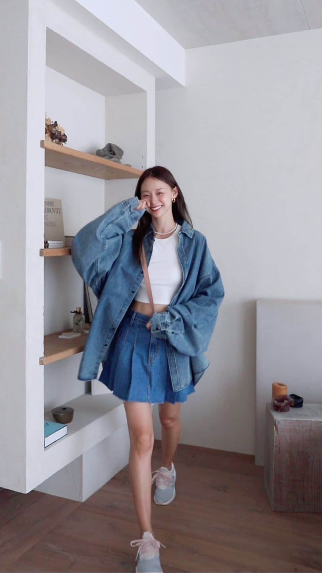 吳斐莉のインスタグラム：「週六給大家點歡樂😚影片最後有彩蛋～  OOTD資訊⤵️  第一套➰ 有襯墊背心 @mougganofficial  翹臀牛仔褲 @mercci22  Shopper DiDi bag @samo_ondoh.tw  耳環 @anvistudios  項鍊 @_fab.lab   第二套➰  針織洋裝 @innner.innner  藤編包 @roxy_taiwan  飾品 @tippi.doe   第三套➰ 洋裝 @greenpea_tw  藤編包 @almi.com.tw  耳環 @tippi.doe   第四套➰ 牛仔系列 @styleoolala  sneakers @originals_tw  Bag @polene_paris」