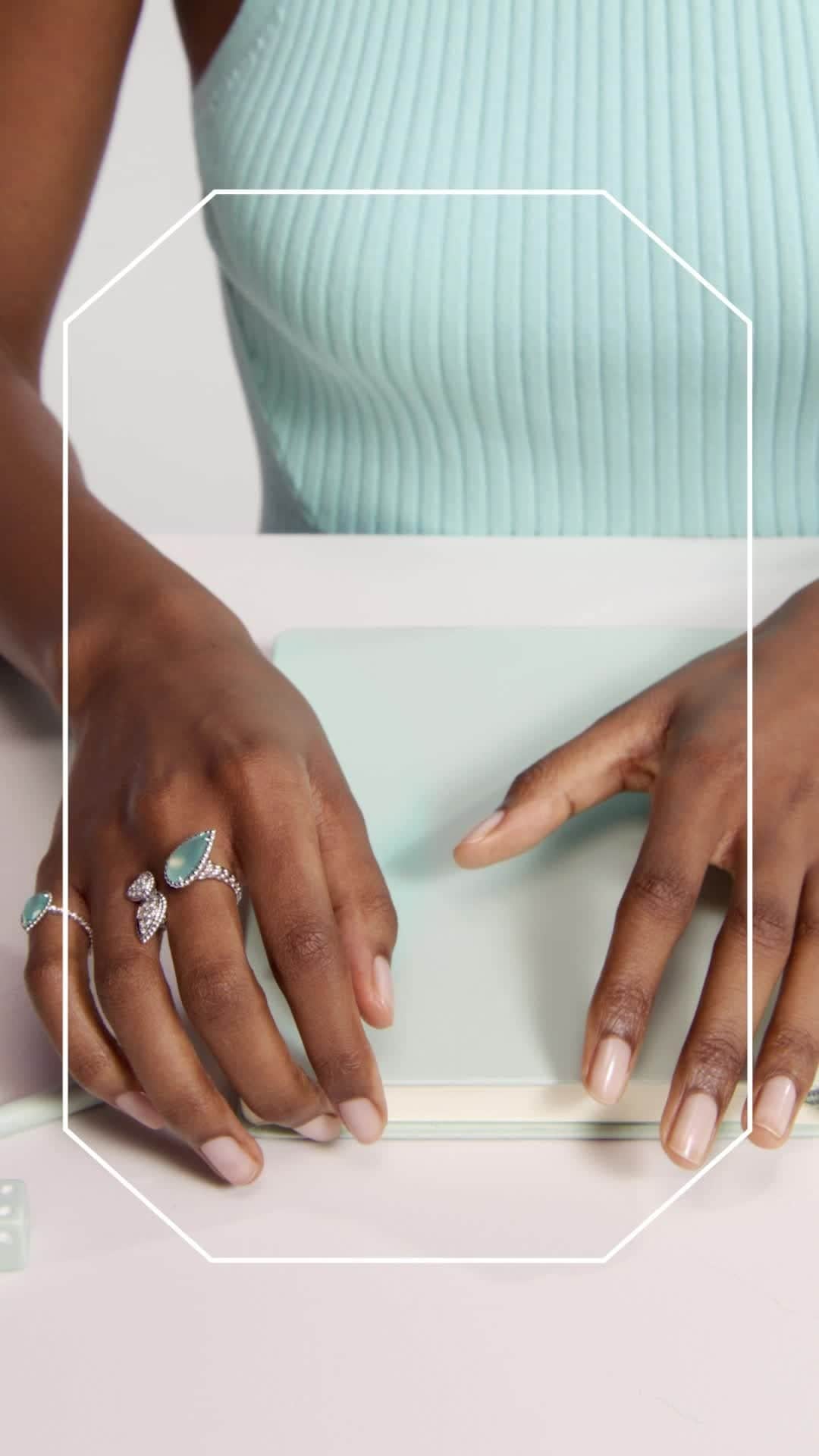 ブシュロンのインスタグラム：「Aquaprase brings its enchanted tale to Serpent Bohème. Click your fingers to start your Spring story. ⁣ ⁣ #BasicnotBasic⁣ #BoucheronQuatre」