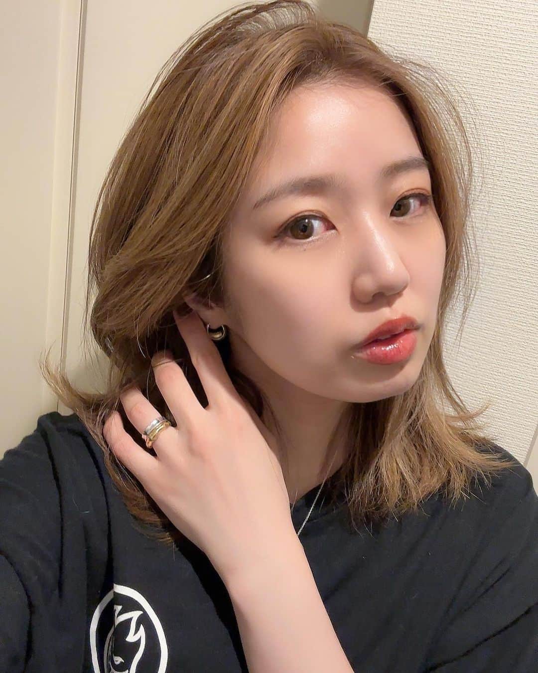MAOIWATAのインスタグラム：「最近マスクなしでお出かけ多いし、日差しもやばいから顔にしっかり下地とファンデーションも塗るようになりました🙄☀️  あんまりしっかりカバーはやっぱ苦手やから自然なカバーとツヤがあるのを探してて♡  見つけたのが、 @madpeach_official_jp の #スタイルフィットファンデーション ❤️✨  伸びも良くて使いやすかったし、毛穴の凸凹もしっかり埋めてくれて🙆！  スパチュラで塗ると綺麗になるみたいだからスパチュラも試したーい！！  #レイヤリングファンデ #マッドファンデーション #ツル肌メイク#マッドピーチ #ファンデーション #リキッドファンデーション #ファンデーション難民 #韓国コスメ #美容 #韓国美容 #男の子ママ」