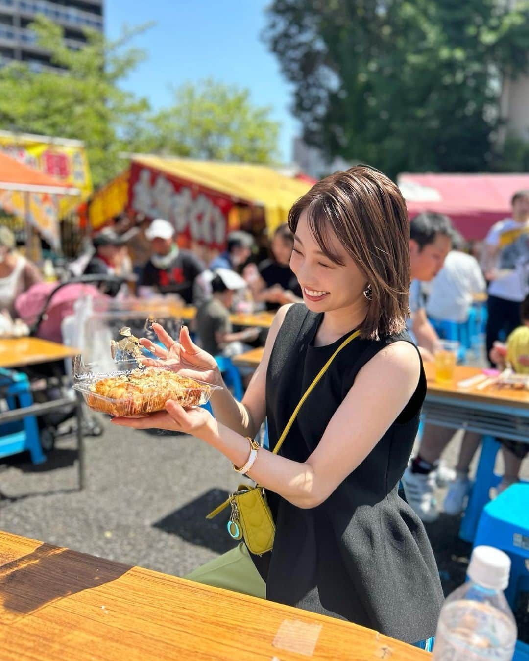 冨張愛さんのインスタグラム写真 - (冨張愛Instagram)「お祭り🍭🏮🍧 最高に楽しくてお昼行って夜も行きました。笑 GWはお天気良く暖かくてお気に入りのノースリーブニットにカラーパンツの合わせも着られて嬉しい🤍  tops ... #beatrice @beatrice_fsf  pants ... #superiorcloset @superiorcloset_ined_official  bag ...#dior #ladydior @dior」5月6日 19時07分 - megumitomihari