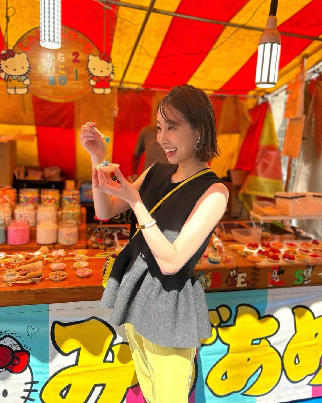 冨張愛のインスタグラム：「お祭り🍭🏮🍧 最高に楽しくてお昼行って夜も行きました。笑 GWはお天気良く暖かくてお気に入りのノースリーブニットにカラーパンツの合わせも着られて嬉しい🤍  tops ... #beatrice @beatrice_fsf  pants ... #superiorcloset @superiorcloset_ined_official  bag ...#dior #ladydior @dior」