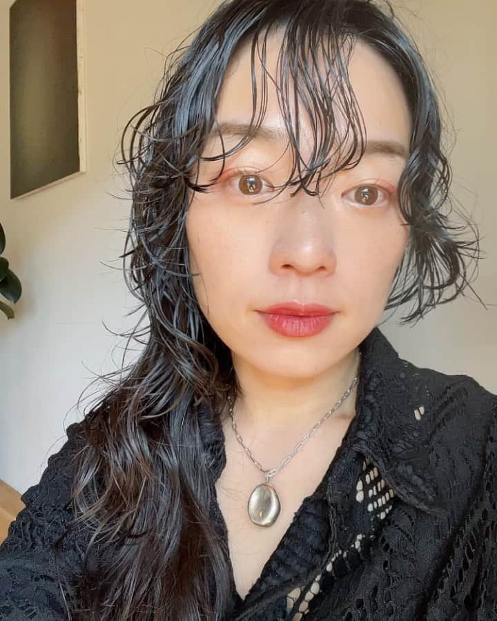 野村仁美のインスタグラム：「@___fucica___   fucica IROFU EyeShadow -Kokihi  美しい大和色のfucicaから新しくアイシャドウが🫶  口紅と並べると同色の様な朱赤のKokihi。 目尻にちょこんとのせるのにハマっています✨  アイシャドウは、ゴールド系か、オレンジ朱色系がしっくり来ます。これって何べ？🍷  早くパーソナルカラー診断行きたいデス😶‍🌫️  #fucica#fucica_irofu」