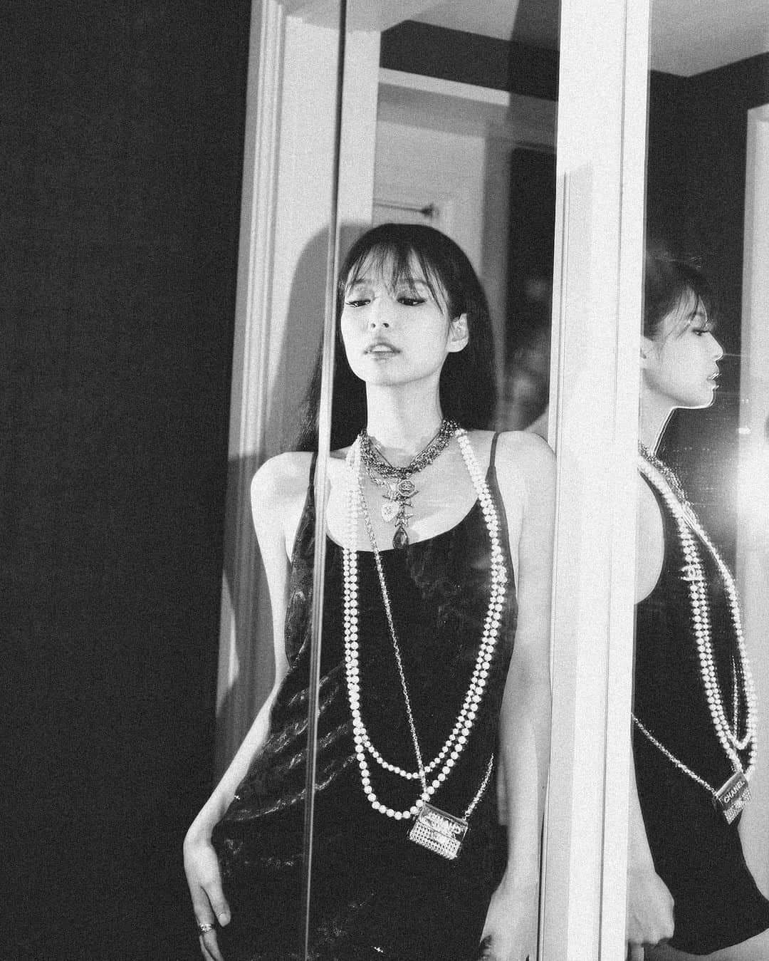 ジェニーのインスタグラム：「And for the after ...🖤 special thanks to mr @choeey_ for all the photos. And of course my dear @alisonmchang i wuv you.」