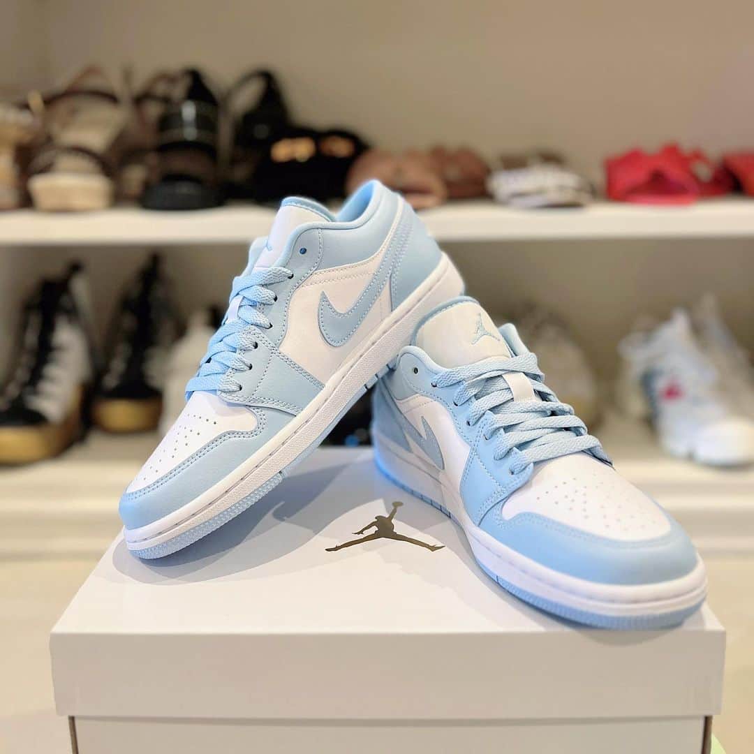 紗蘭のインスタグラム：「Air Jordan 1 Low "Ice Blue"🩵🤍 Off-White Out Of Office💙🤎🤍 夏に向けて爽やかなカラーのスニーカーが欲しくて🩵🩵🩵 スニーカー集めるのハマってる🔥 ジョーダンに関しては欲しいものありすぎて困ります🤯 #airjordan1 #airjordan #jordanlow #offwhite #offwhiteshoes」