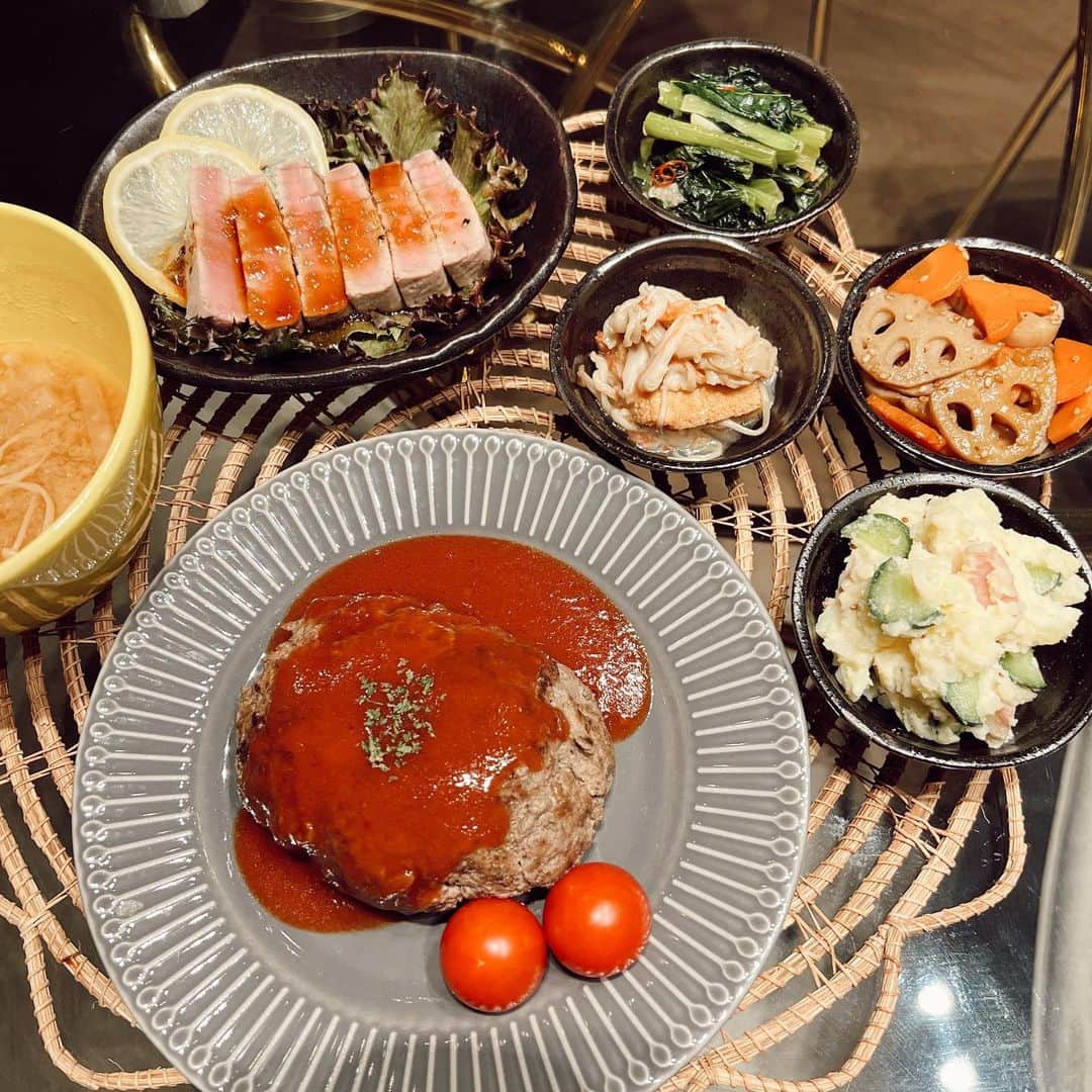 浪花ほのかのインスタグラム：「とある日の夜ご飯🌙🍚  ・ハンバーグ ・小松菜のニンニク炒め ・ポテトサラダ ・湯豆腐のあんかけ ・きんぴらレンコン ・マグロのレアステーキ ・エノキのお味噌汁  この日は牛100％のお肉を使ってハンバーグを作ってみましたが、、お店のような味でとても美味しかったです🤭  ニンニクは食べすぎ注意ですが、 パワーになる栄養が多いので、小松菜にもマグロのステーキのタレにも使いました…🖤  #今日の夜ご飯 #今日の献立 #献立 #ハンバーグ #副菜 #和食 #レシピ」