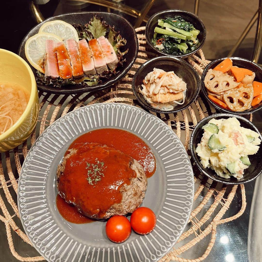 浪花ほのかさんのインスタグラム写真 - (浪花ほのかInstagram)「とある日の夜ご飯🌙🍚  ・ハンバーグ ・小松菜のニンニク炒め ・ポテトサラダ ・湯豆腐のあんかけ ・きんぴらレンコン ・マグロのレアステーキ ・エノキのお味噌汁  この日は牛100％のお肉を使ってハンバーグを作ってみましたが、、お店のような味でとても美味しかったです🤭  ニンニクは食べすぎ注意ですが、 パワーになる栄養が多いので、小松菜にもマグロのステーキのタレにも使いました…🖤  #今日の夜ご飯 #今日の献立 #献立 #ハンバーグ #副菜 #和食 #レシピ」5月6日 19時21分 - nnwhnk