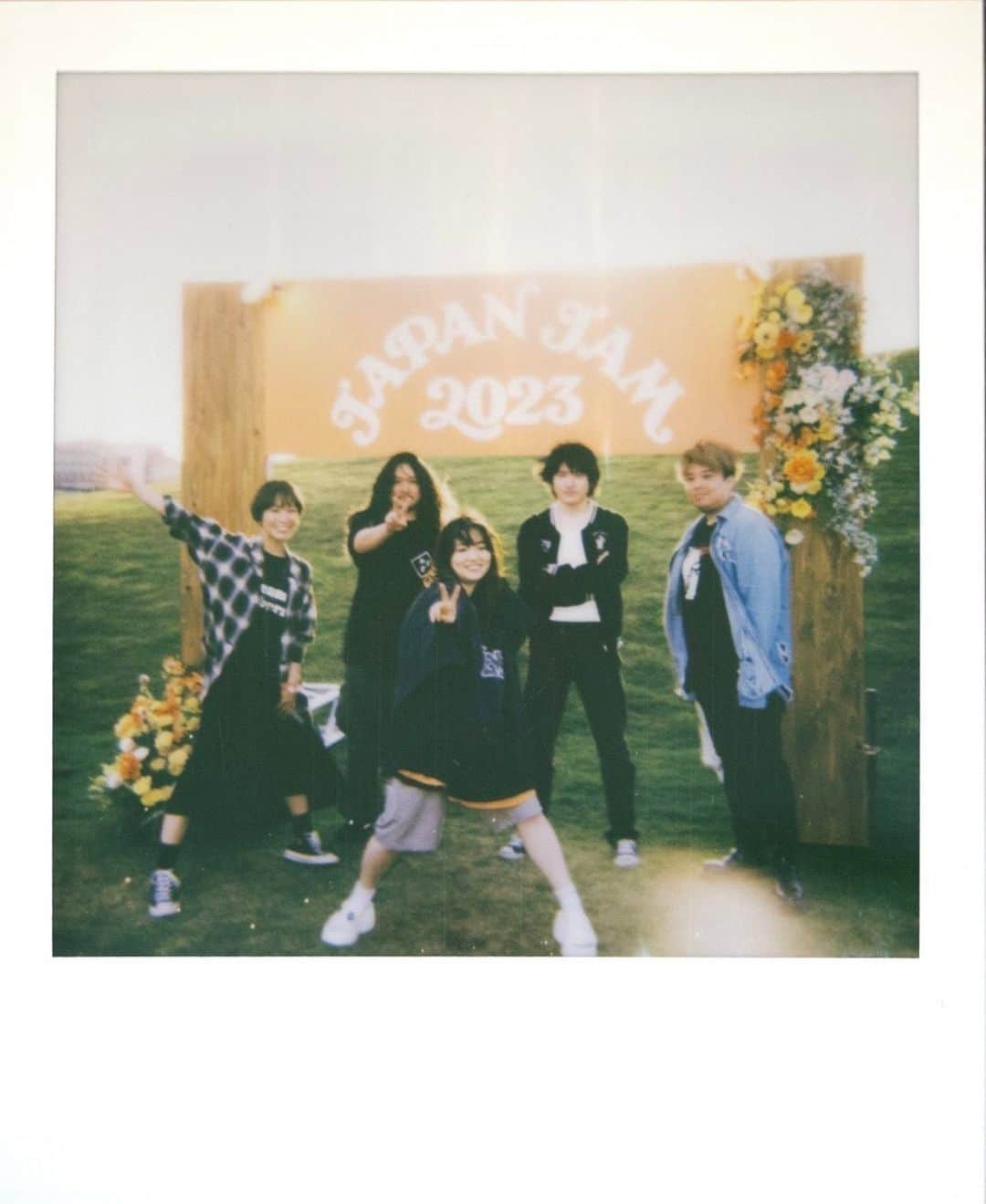 tomiさんのインスタグラム写真 - (tomiInstagram)「にしなちゃんライブでJAPAN JAM 2023でした！ 風がとんでもなくすごかったけど無事にライブできて本当によかったです。。 たのしかったー！  photo by Goku Noguchi  @___gokuuuu___   #japanjam  #にしな」5月6日 19時21分 - tomi_necostagram