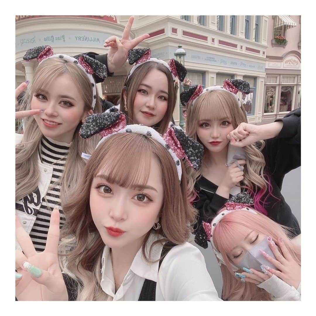 りせりのインスタグラム：「💖🐭 Disney land 🏰💖 ⁡ ⁡ ⁡ 時差投稿ごめん😂 ⁡ 人生初ディズニーランドは仲良しegg組で行ってきた！ いやもうメンバーから最高すぎて楽しすぎた😭 ⁡ 早くシーの方も行きたいな💭 ジェットコースター苦手やから、いっぱい乗れるようになりたい🥹❤️‍🔥 ⁡ ⁡ ⁡ #ディズニーランド #ギャル #女子会 @rsr_0717  #ディズニーランド #ギャル #女子会 #egg #メンバー #仲良し #ジェットコースター #人生初 #ディズニーコーデ #101匹わんちゃん #お揃い #コーディネート #disney #disneyland #gal #girls #rollercoasters #member #instagram #instagay」