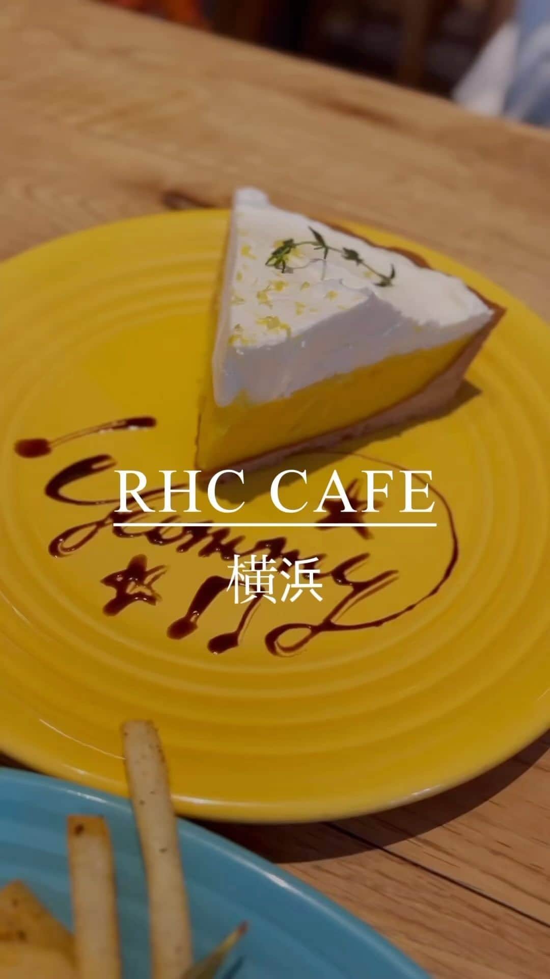 長沼南帆のインスタグラム：「横浜の隠れ家カフェ  スパイスのフレンチフライが美味しい🤤♥️ 自分でシャカシャカするの🤭  🌿住所 神奈川県横浜市西区みなとみらい3-5-1 マークイズみなとみらい1F　RHC ロンハーマンみなとみらい店内  🌿営業時間 月～木　10：00～20：00 金・土・日・祝日・祝前日　10：00～21：00  ラストオーダー ┗フード　閉店１時間前 ┗ドリンク　閉店30分  🌿電話 045-319-6702  #ロンハーマンカフェ #横浜グルメ #みなとみらい　#みなとみらいカフェ #横浜カフェ　#みなとみらいグルメ　#rch #ロンハーマン　#ロンハーマンみなとみらい #」