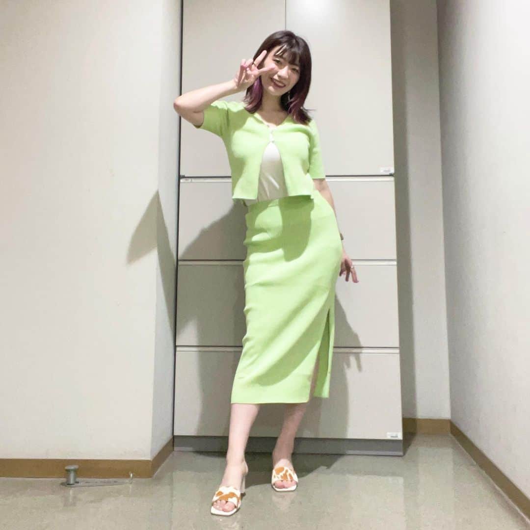 ぱいぱいでか美のインスタグラム：「こそこそセルフタイマーした . 昨日は #オールナイトフジコ 初出演でした！ 初出演というかサウナあるって聞いたんでサウナ入りに行って そのあとフジコネシートでお酒飲んでたまにガヤ入れて 完全にやってること輩でした😂 告知できなかったから見逃した方はTVerでよろしくです〜！ 森田さんに見つかったらダメだったから 用意してもらった部屋の中でコソコソと写真撮ってました 衣装はオールナイトフジコ用につい二日前くらいにH&Mで買った！ ミュールは前に購入したcrayme,の！ . #オールナイトフジコ #フジテレビ #サウナトーク #HandM #HM #crayme #でか美衣装 #でか美私服 #でか美ちゃん  #佐久間さんに #ベテランの声量と間って言われて #嬉しかった #しかし #本当に喜んでいいのかはわからない #ラフラフ さんの #100億点 #よく聴いてます #村重ちゃんに会えて嬉しかった🫶🏻 #あのちゃんの生ライブも最高だった🫶🏻」