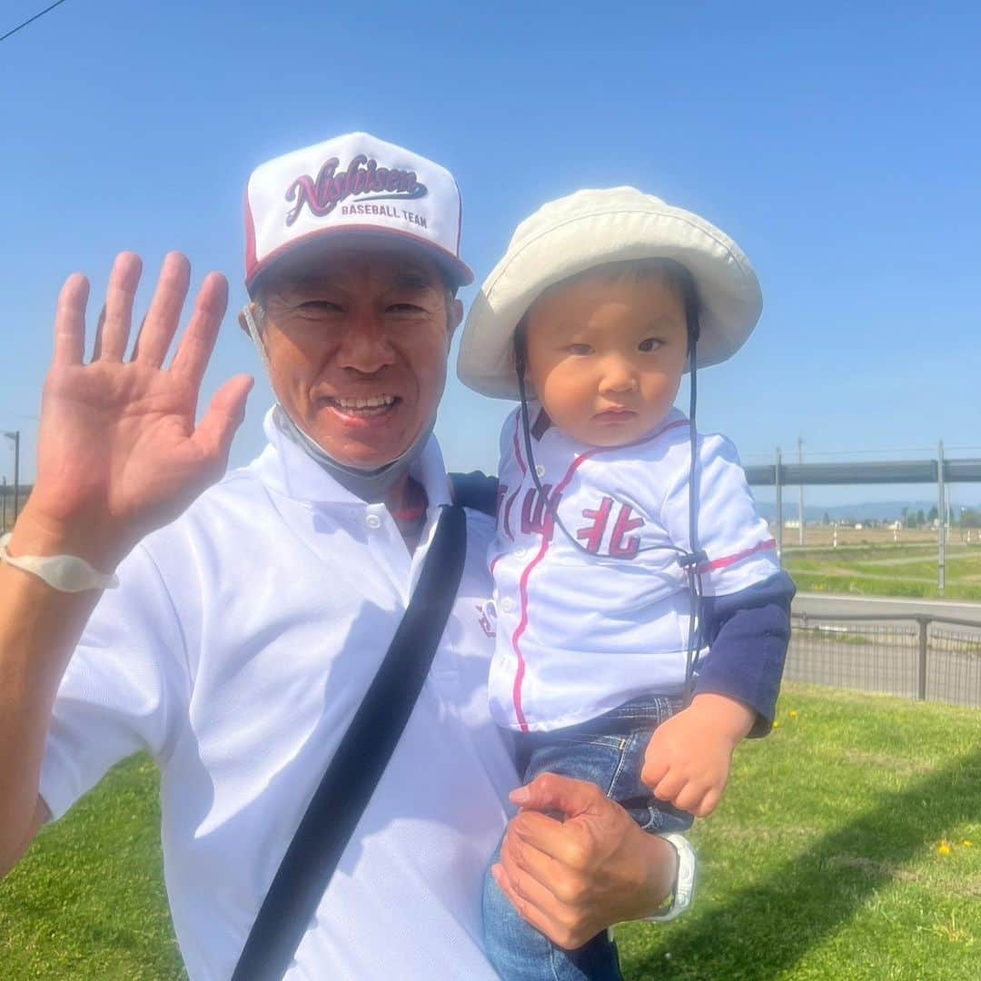 柳葉敏郎さんのインスタグラム写真 - (柳葉敏郎Instagram)「息子の野球⚾️ 招待試合の応援先にアイドル(？) 出現！思わず2ショット🍟✌🏻  そして2枚目。 我がチームのアイドル！！ りんちゃん👶🏻  めんこいべぇ〜👍🏻👍🏻」5月6日 19時15分 - toshiro_yanagiba_official