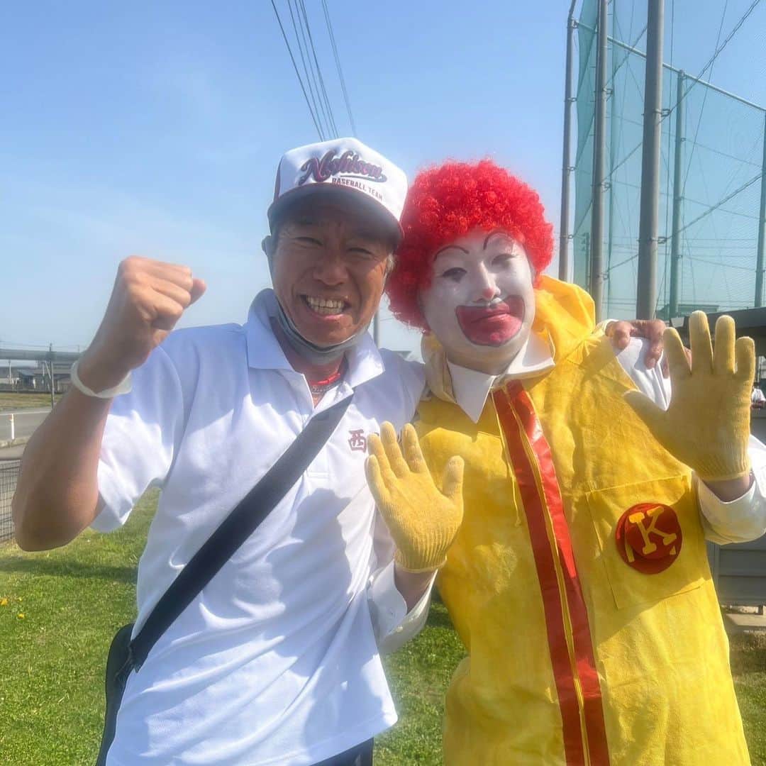 のインスタグラム：「息子の野球⚾️ 招待試合の応援先にアイドル(？) 出現！思わず2ショット🍟✌🏻  そして2枚目。 我がチームのアイドル！！ りんちゃん👶🏻  めんこいべぇ〜👍🏻👍🏻」