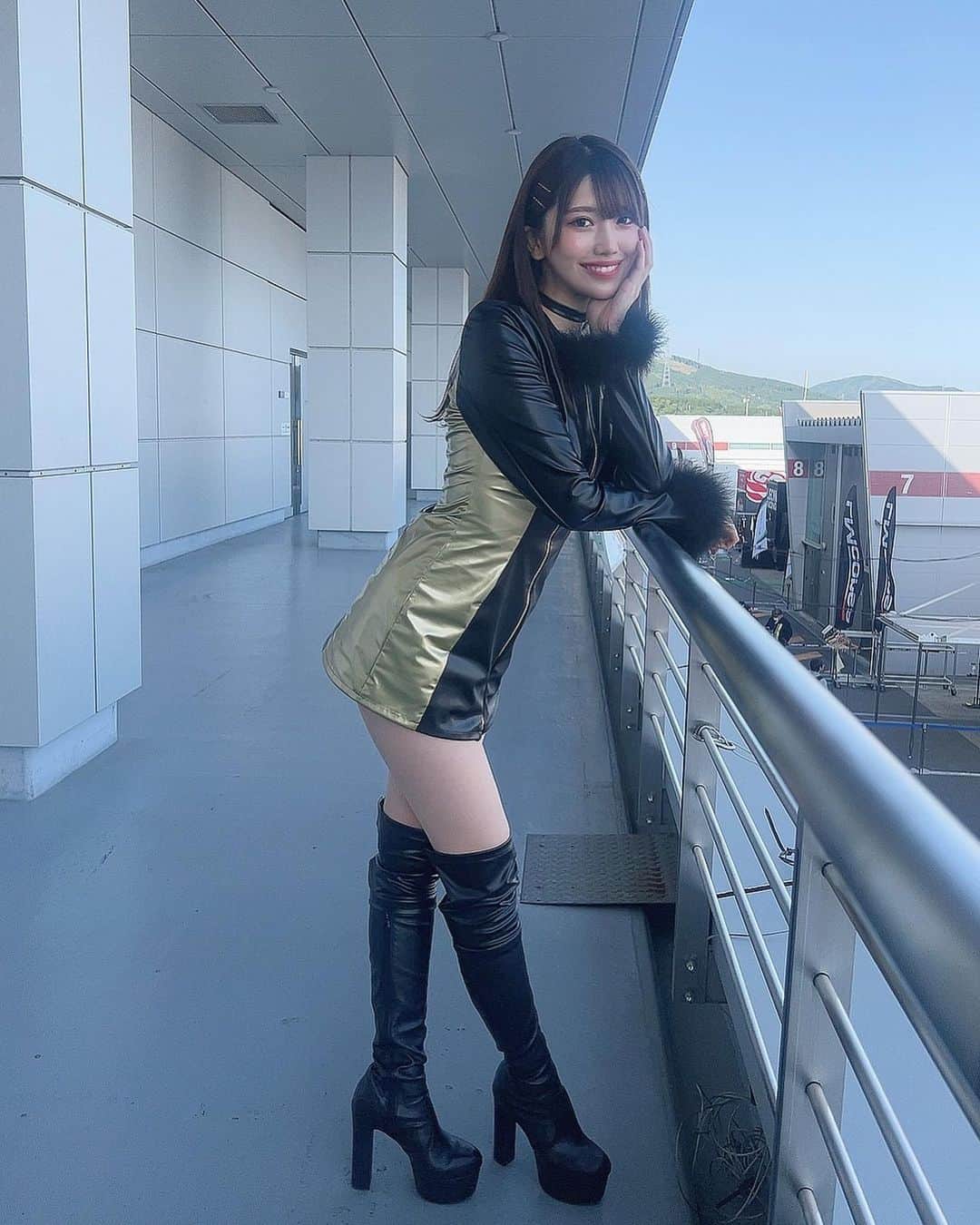 SHINTANITOUKOのインスタグラム：「ロングヘア好評だった🫶 ストレートとゆる巻どっち派？🙃   #supergt #gt300 #6号車 #teamlemans #チームルマン #エムゼス東京 #mzes #レース #race #レースクイーン #racequeen #コスチューム #セクシー #sexy #サーキット #高身長女子 #black #gold #dobot #富士 #富士スピードウェイ #スタイル #style #170cm#全身 #ブーツ #脚  #ニーハイ #ロングブーツ」