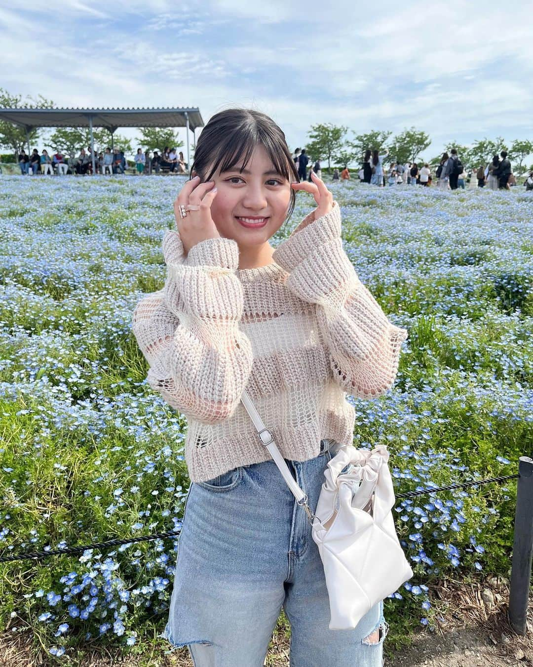 夢花さんのインスタグラム写真 - (夢花Instagram)「ネモフィラ祭り💠🩵  友達とお泊まりしてからのドライブでネモフィラ見に行ってきたの🫶🏻 どこ見てもブルーな世界に包まれながらブルーのアイス食べた＾＾  いつも通りはちゃめちゃやったけど、 濃い濃い2日間でした…🤍  #ネモフィラ #ネモフィラ祭り #ネモフィラ畑 #ネモフィラの丘 #ネモフィラブルー #舞洲シーサイドパーク #舞洲ネモフィラ祭り #シーサイドパーク #編みニット #ニット #ニットコーデ #シースルートップス #お花畑」5月6日 19時18分 - dreamm_flowerr