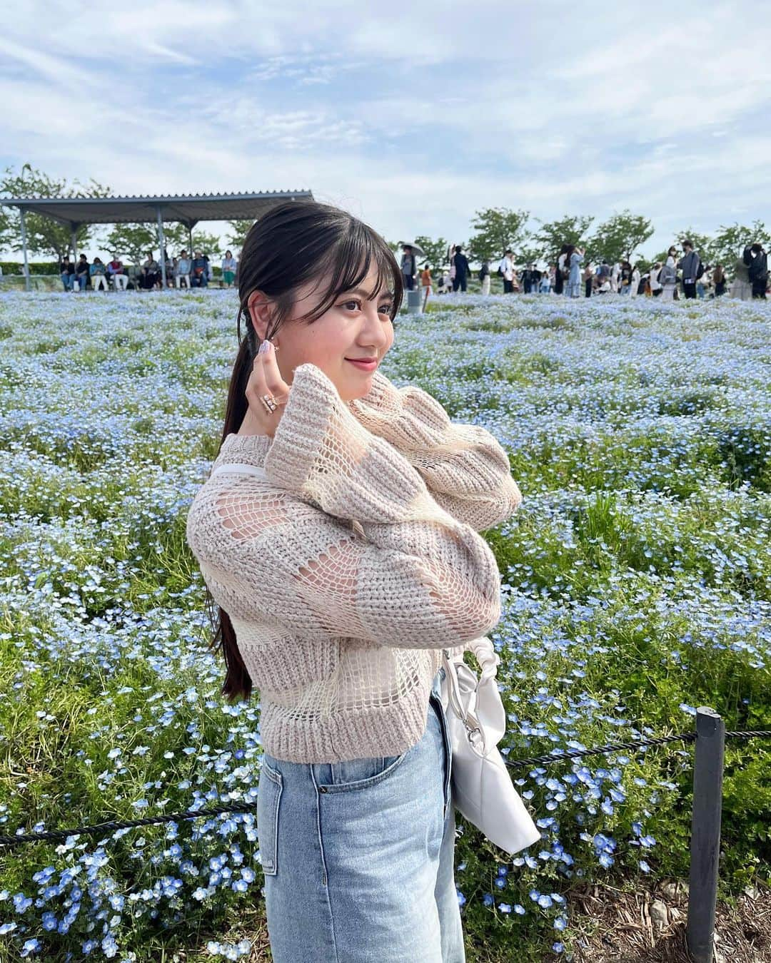 夢花さんのインスタグラム写真 - (夢花Instagram)「ネモフィラ祭り💠🩵  友達とお泊まりしてからのドライブでネモフィラ見に行ってきたの🫶🏻 どこ見てもブルーな世界に包まれながらブルーのアイス食べた＾＾  いつも通りはちゃめちゃやったけど、 濃い濃い2日間でした…🤍  #ネモフィラ #ネモフィラ祭り #ネモフィラ畑 #ネモフィラの丘 #ネモフィラブルー #舞洲シーサイドパーク #舞洲ネモフィラ祭り #シーサイドパーク #編みニット #ニット #ニットコーデ #シースルートップス #お花畑」5月6日 19時18分 - dreamm_flowerr